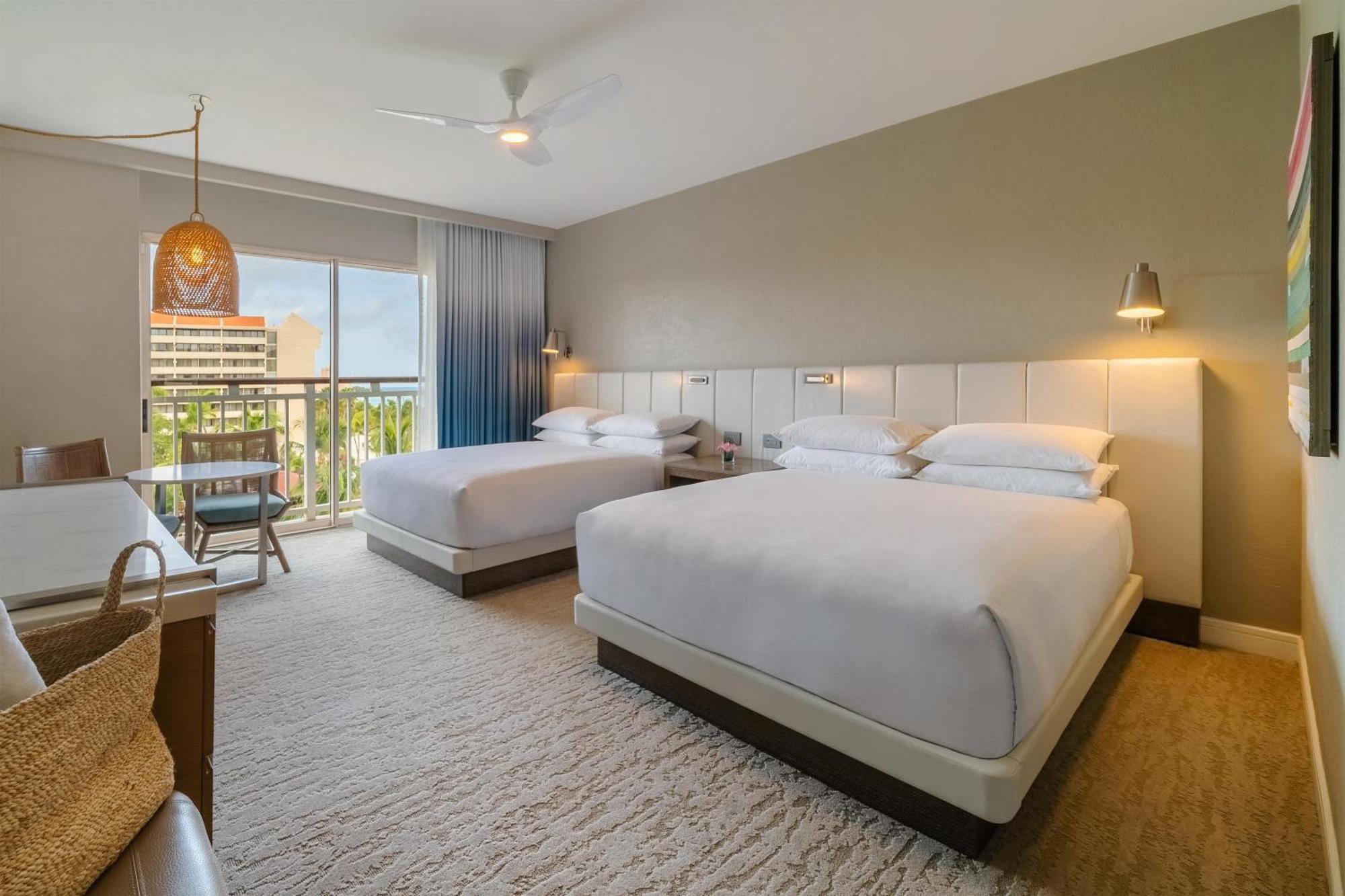 Quarto Queen com Duas Camas Queen-size e Vista para o Resort