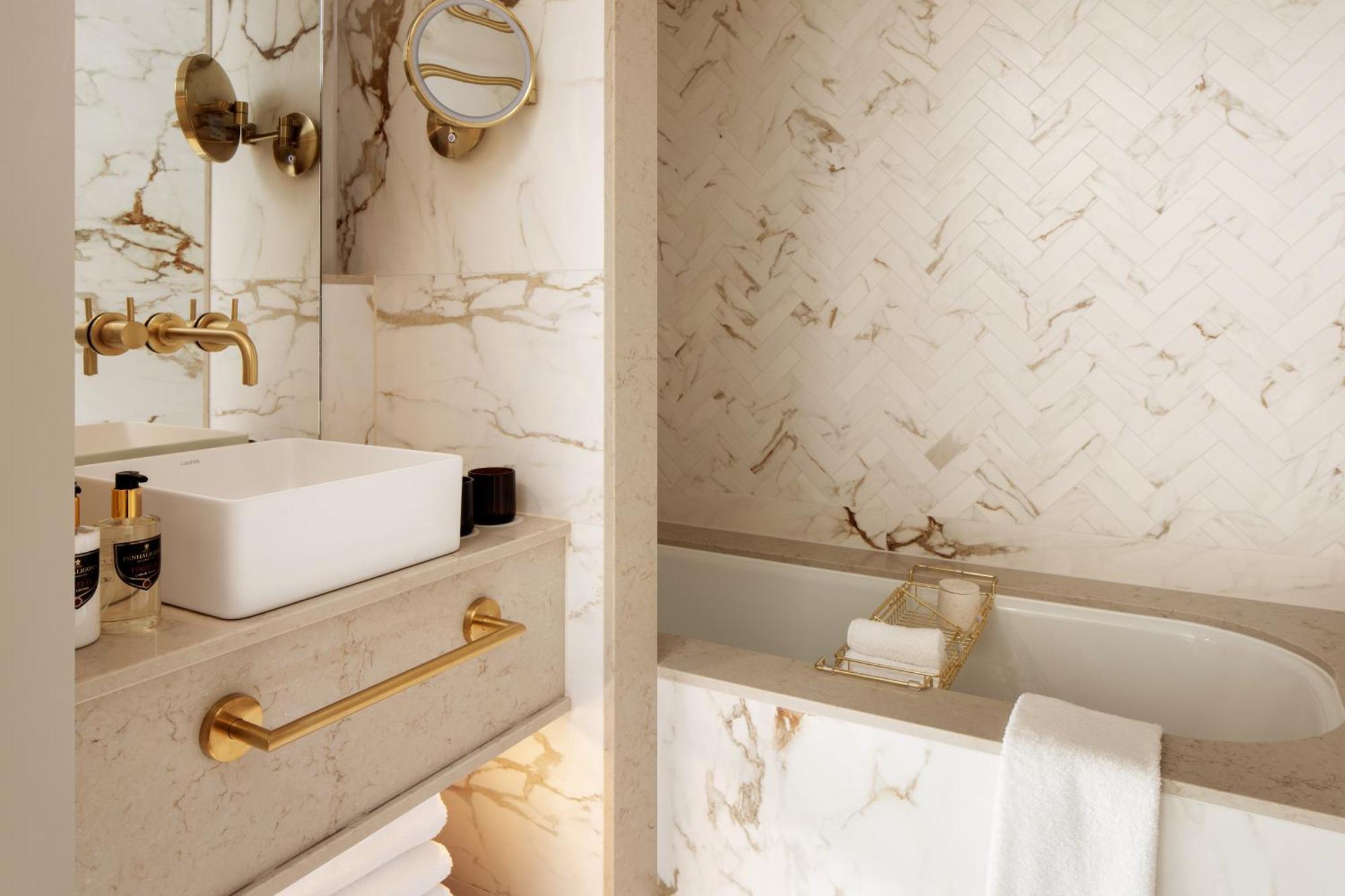 Salon King Room