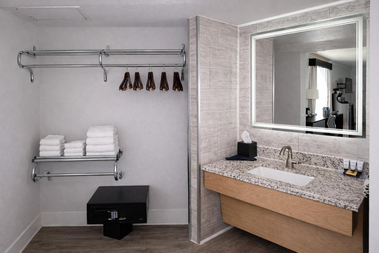 King Room ADA Roll Shower Disability Access or Non Smoking