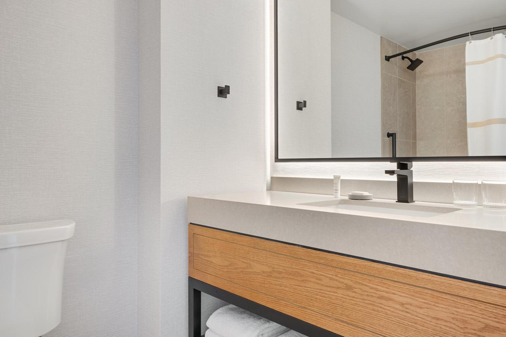 Queen Room with Two Queen Beds and Adapted Tub - Mobility Accessible