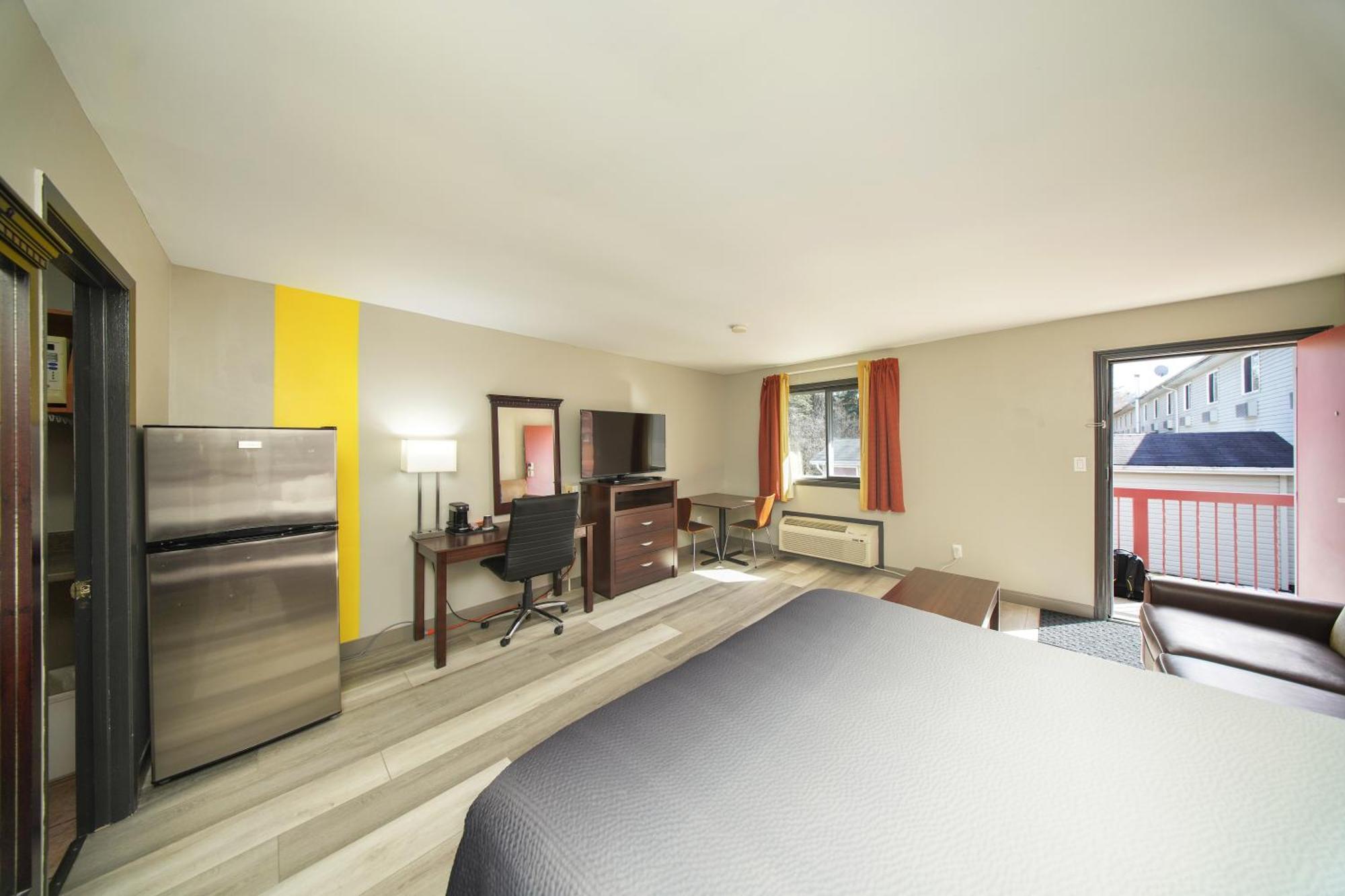 Studio Suite One Queen Two Twin Beds Non-Smoking
