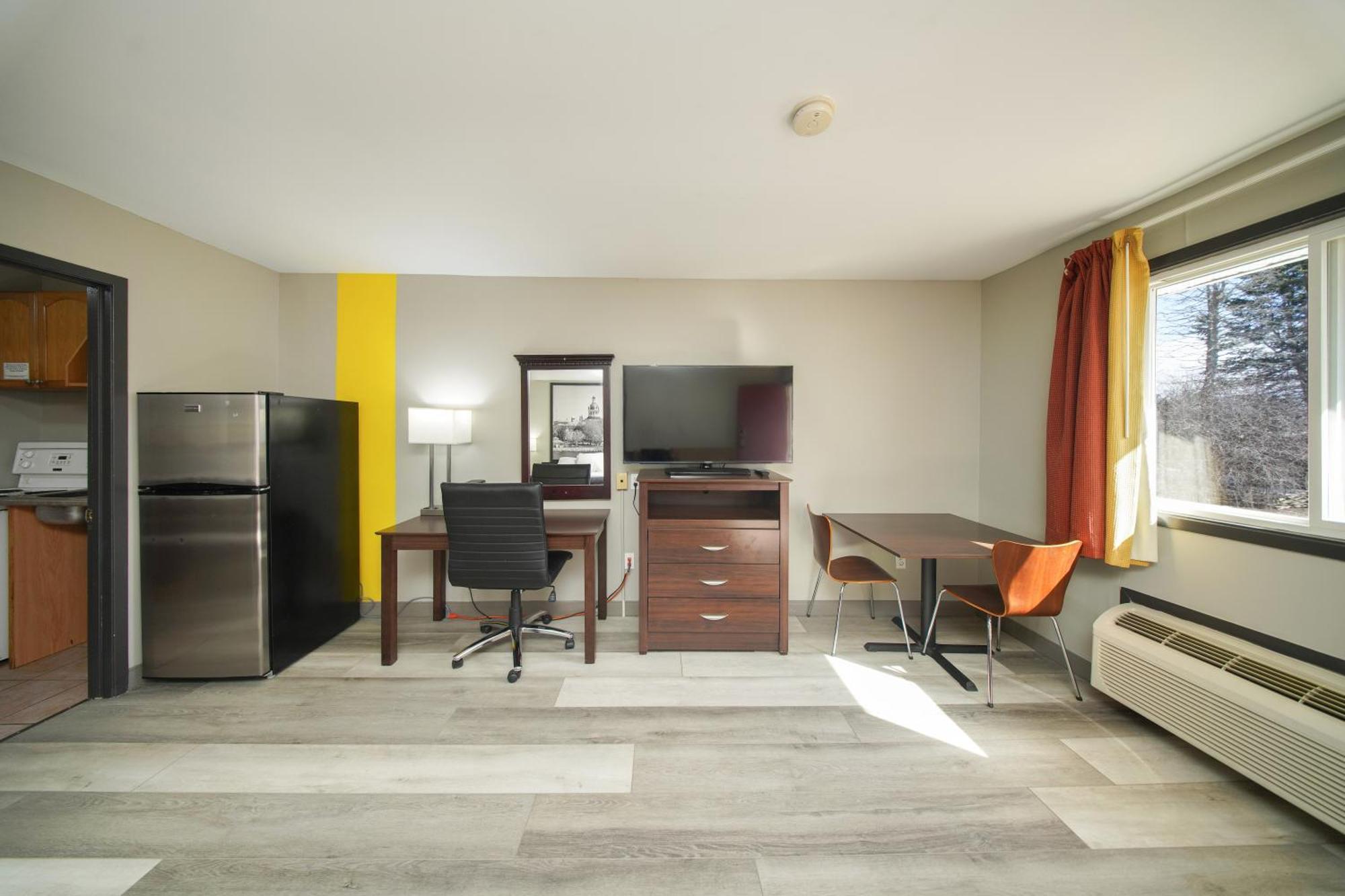 Studio Suite One Queen Two Twin Beds Non-Smoking
