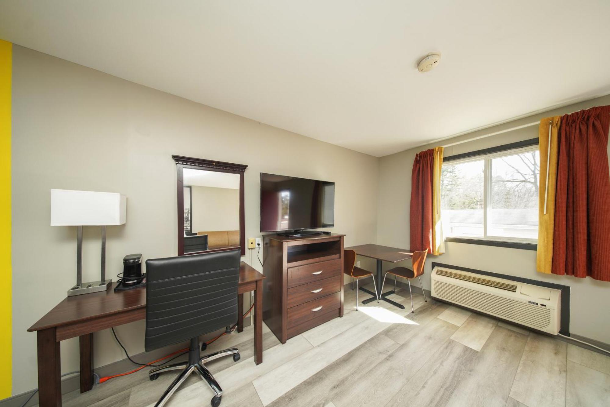 Studio Suite One Queen Two Twin Beds Non-Smoking