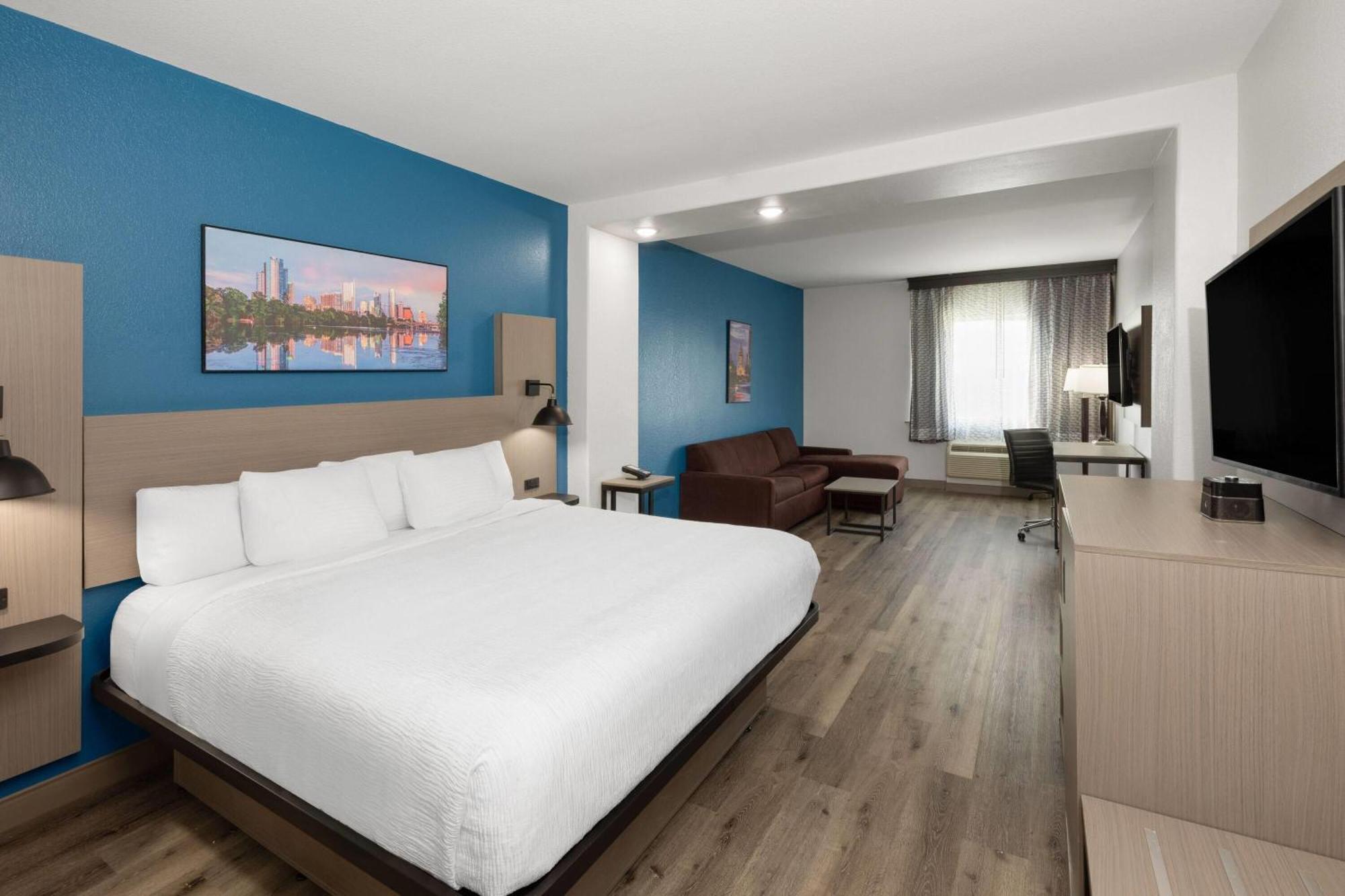 Deluxe King Room with Bath Tub - Mobility/Hearing Accessible - Non-Smoking
