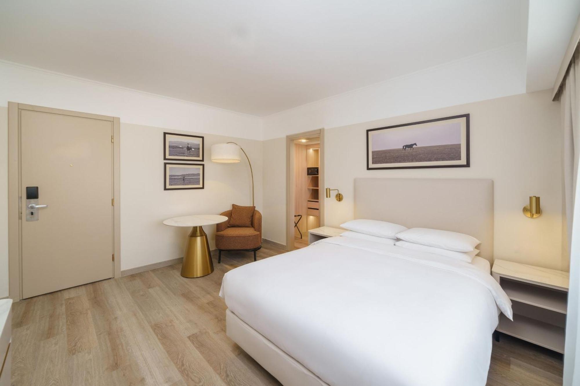 Queen Room Club Access