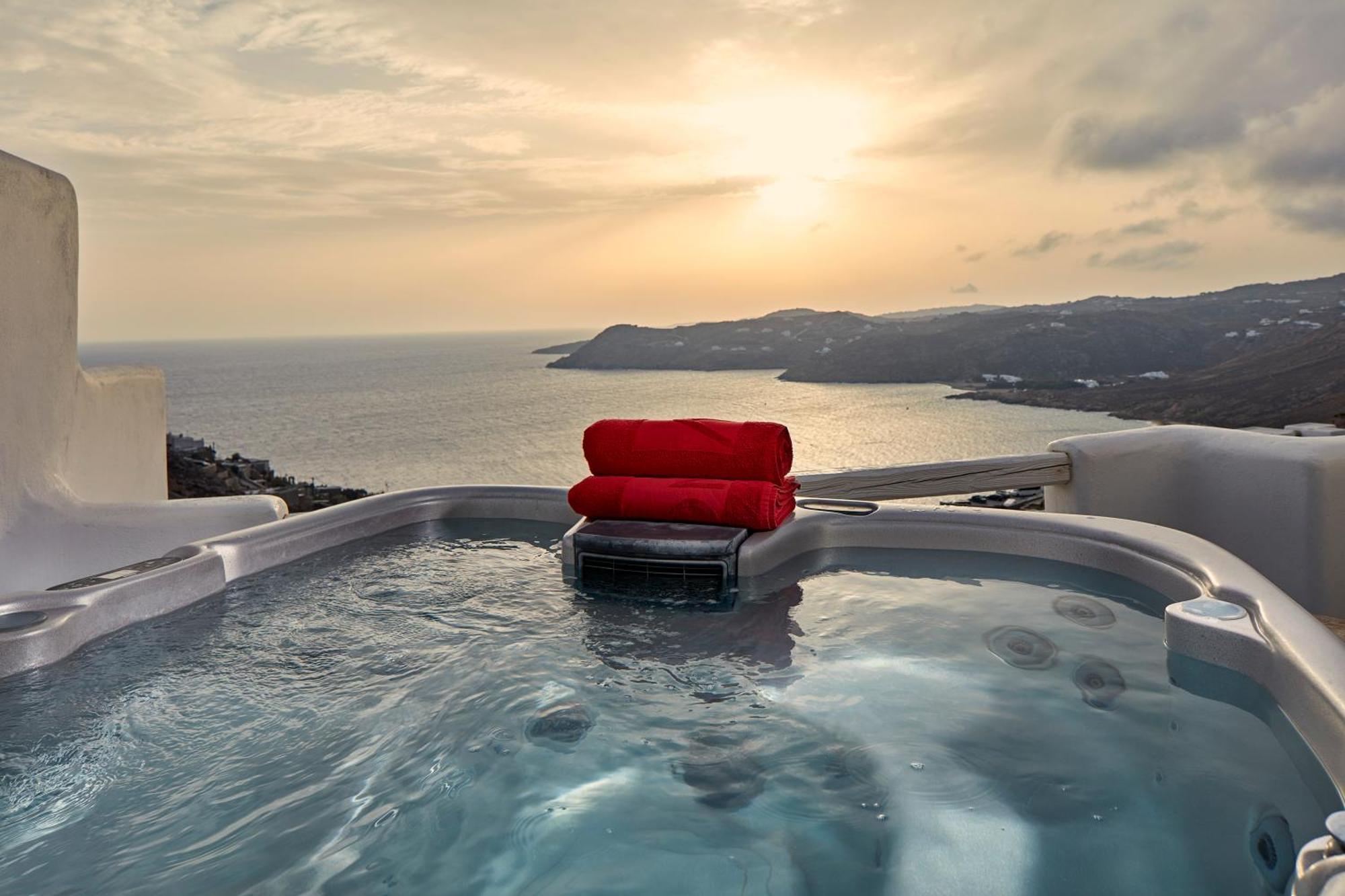 Pure sea view room outdoor jacuzzi