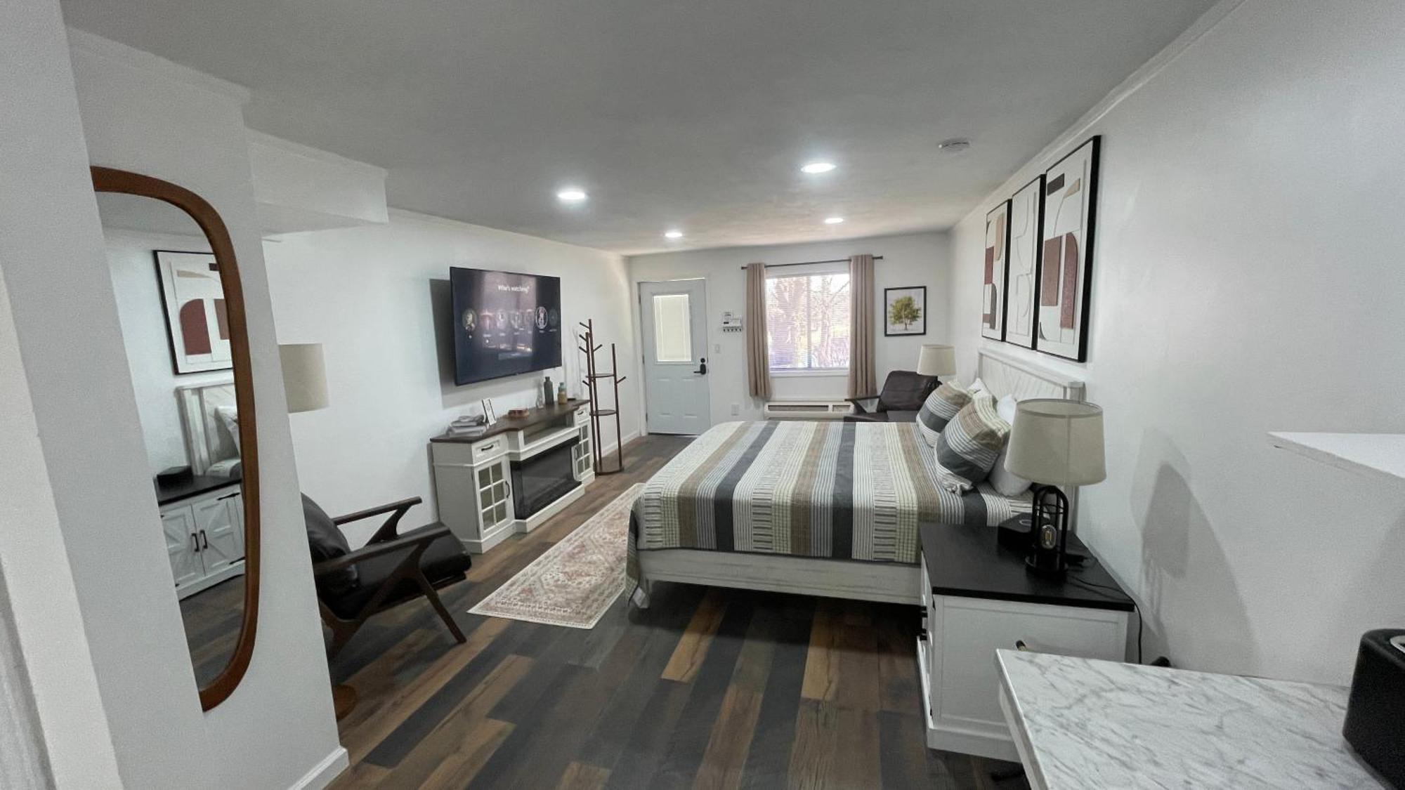 Deluxe King Suite
