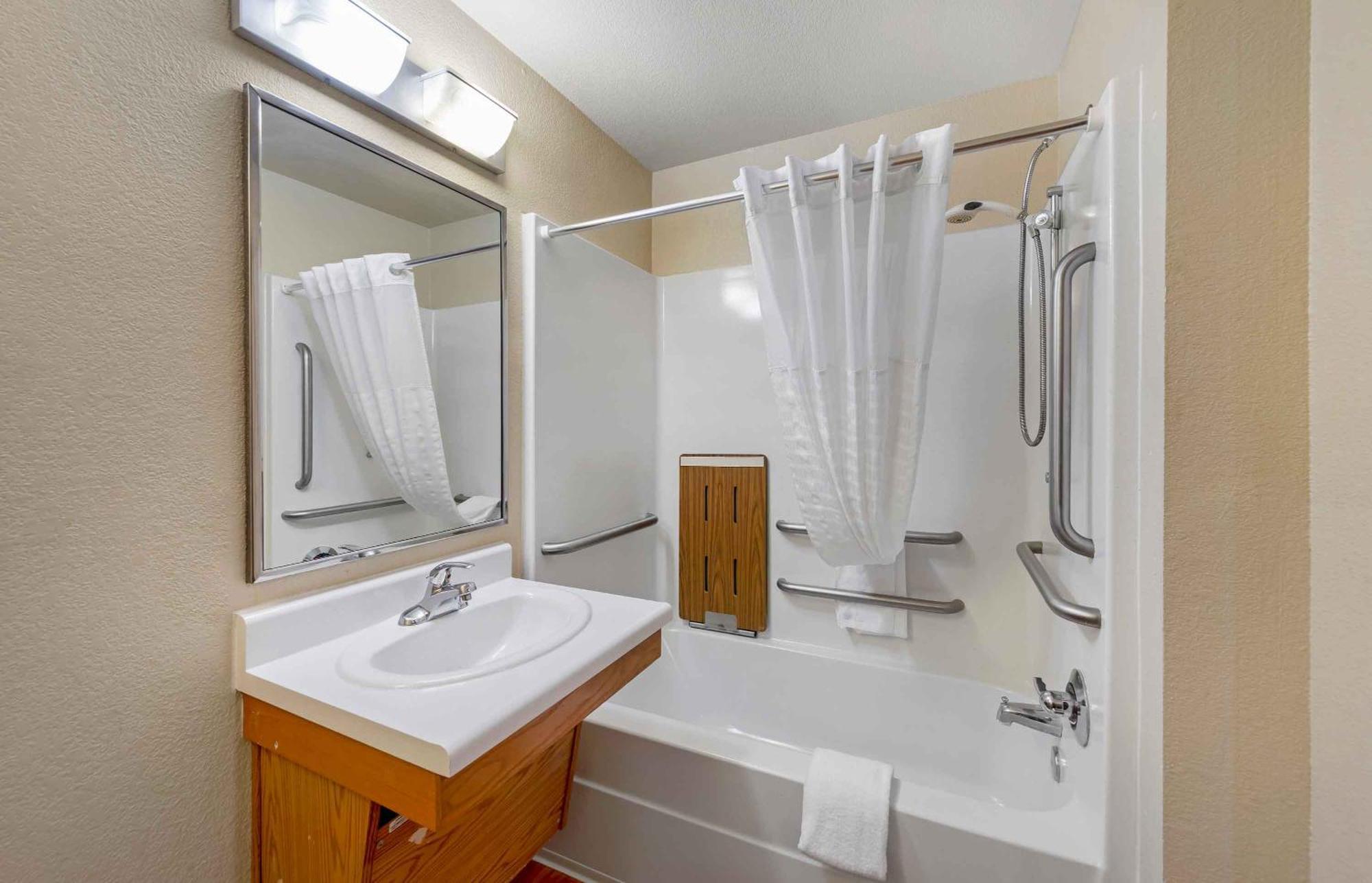 Deluxe Room Double Bed Disability Access Non Smoking