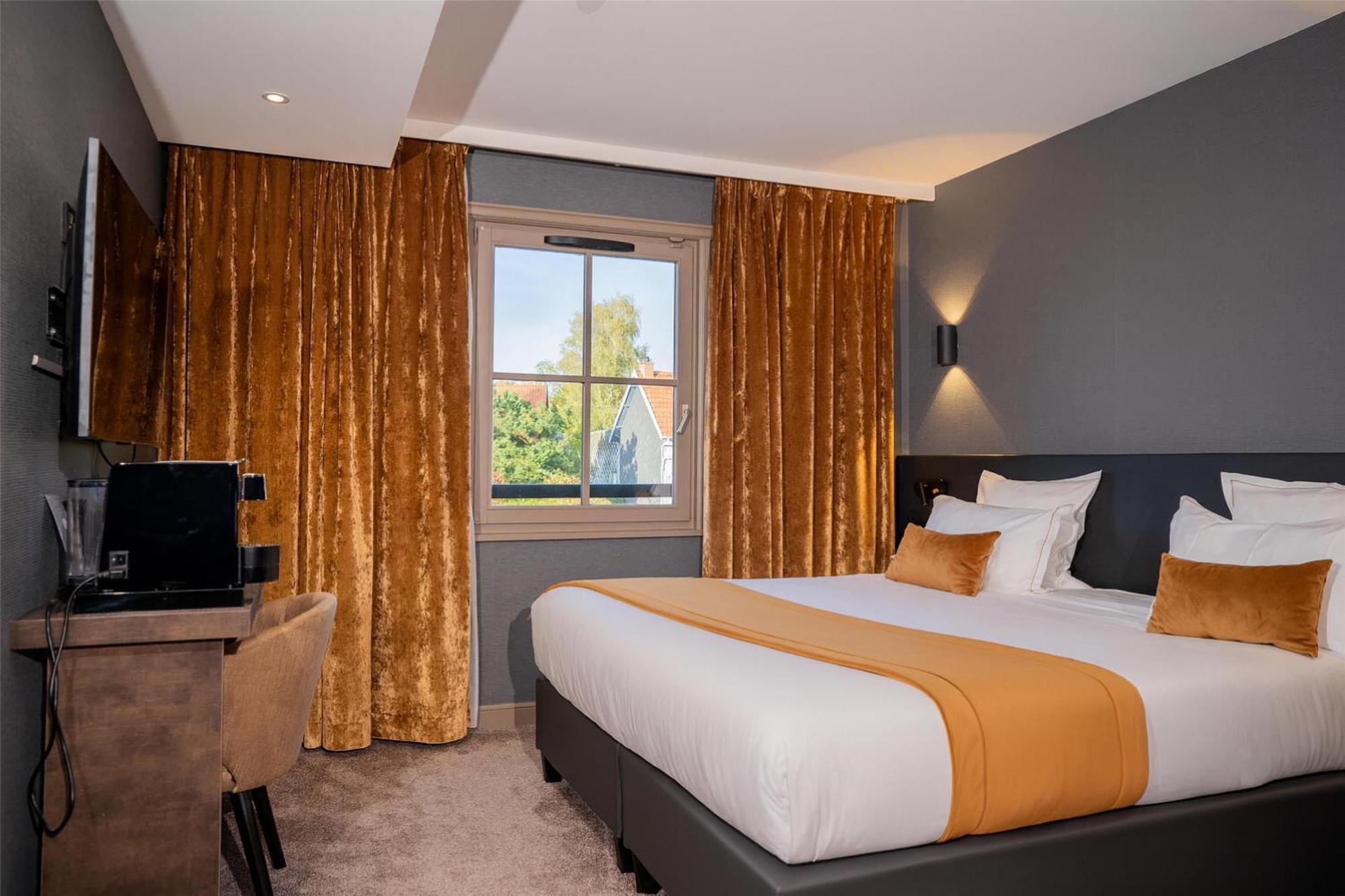 Superior King Room City View