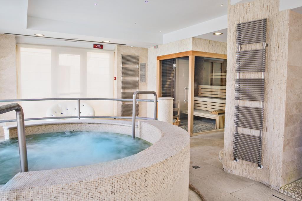 Family Room Spa access,706150639:JPEG