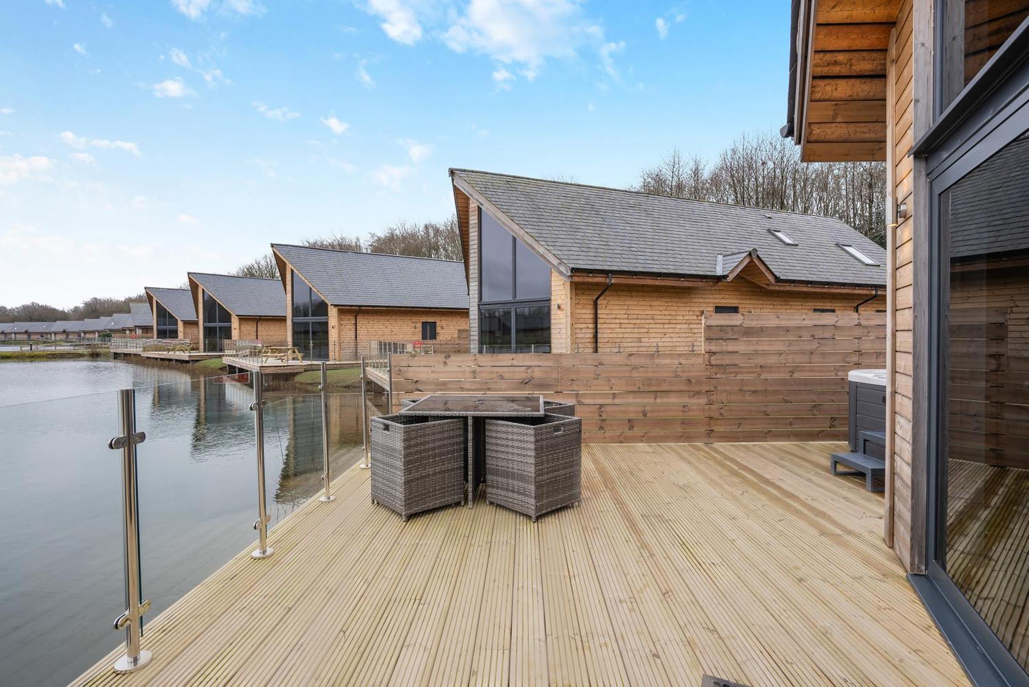 Four Bedroom Lodge Hot Tub No Pets Allowed