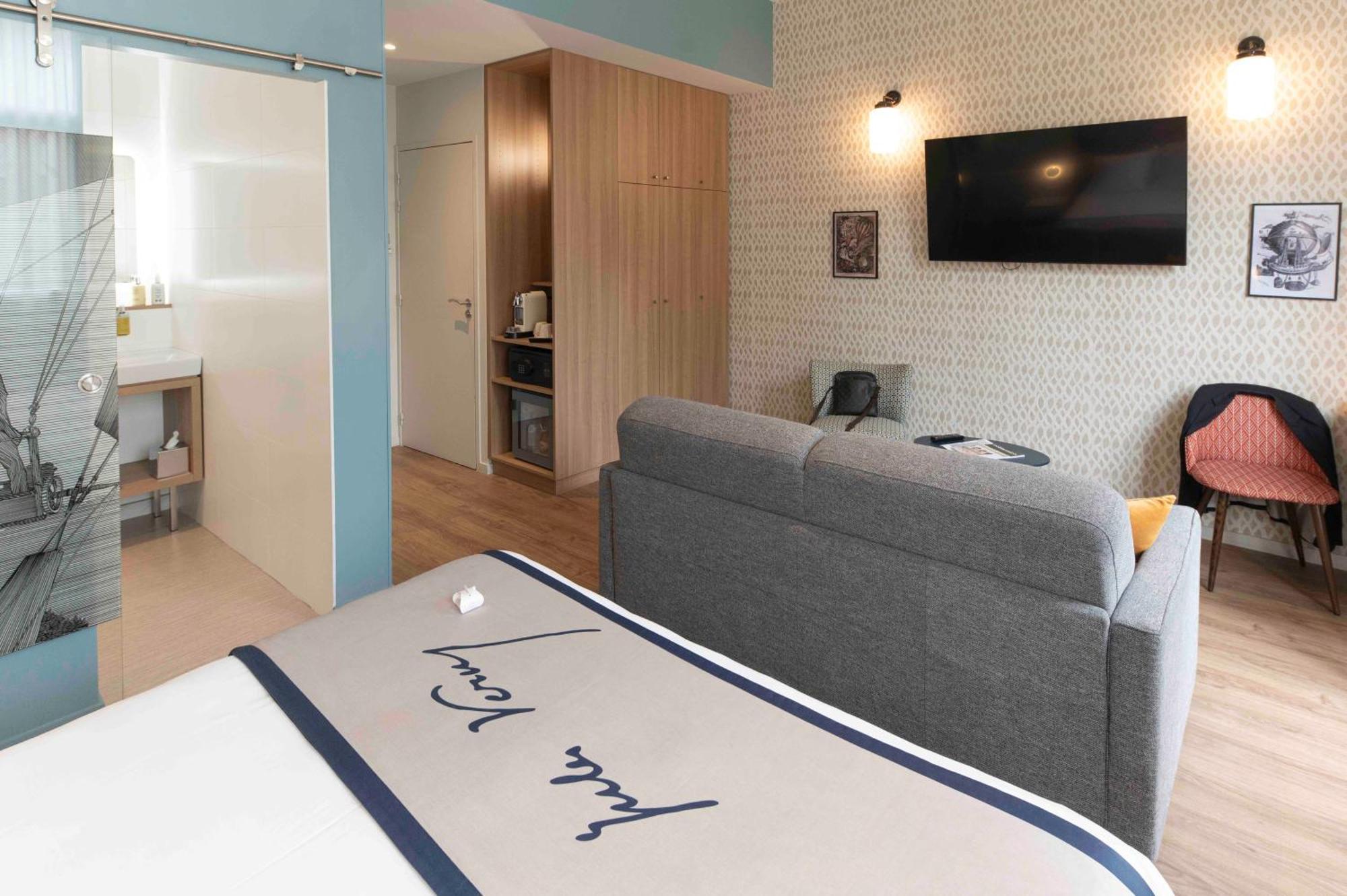 Junior Queen Suite
