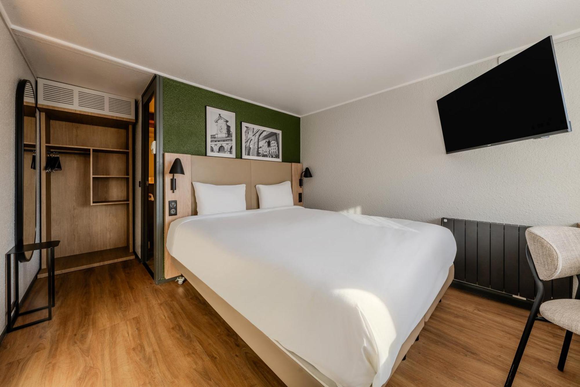 Standard Queen Room