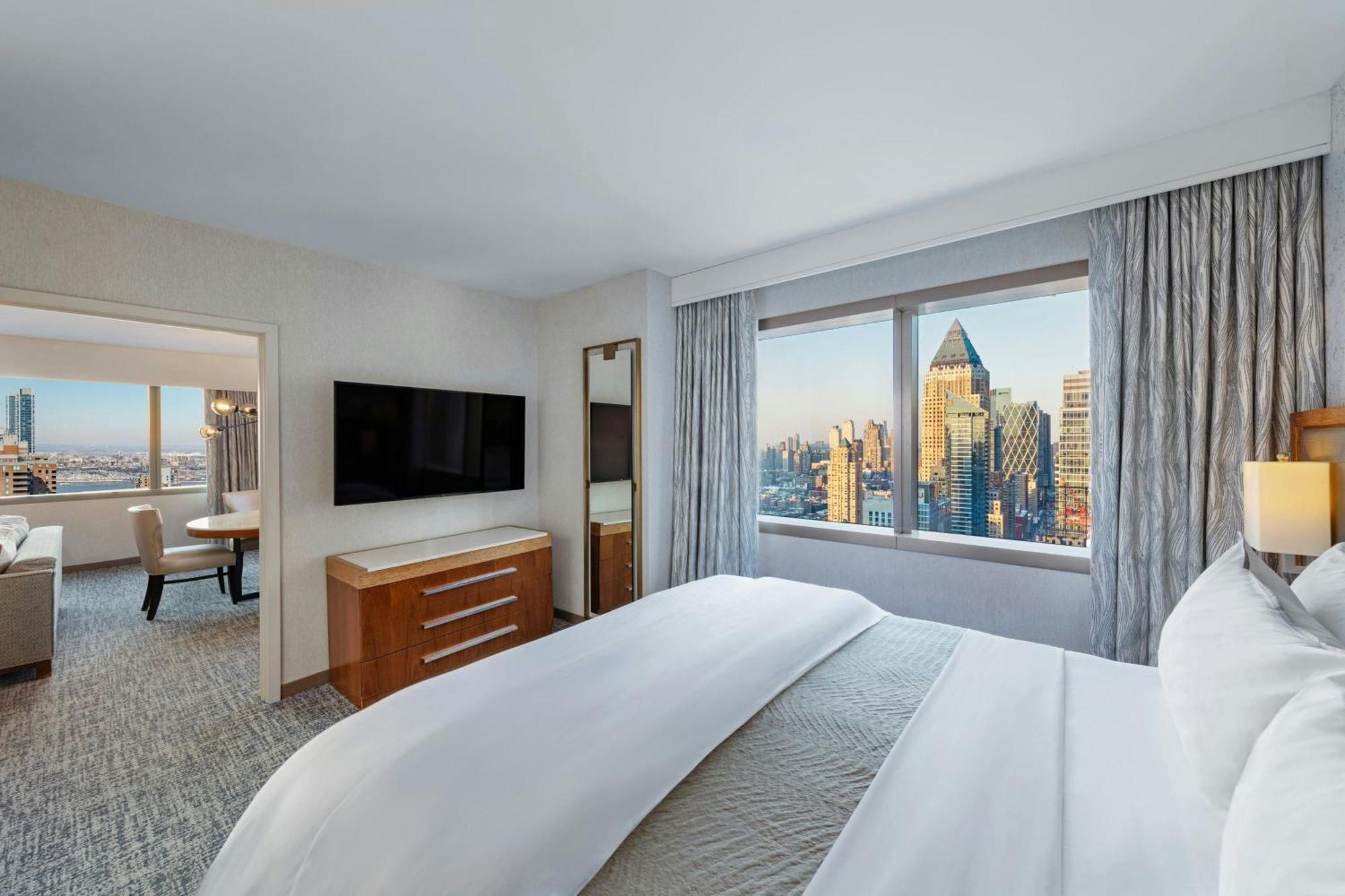 One-Bedroom Suite 1 King Sofa bed Skyline view