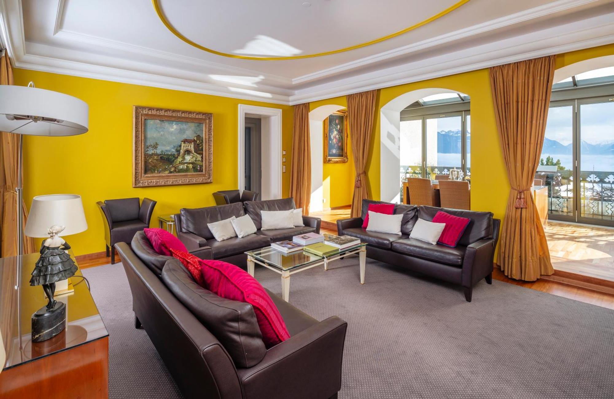 Royal Suite 2 bedrooms balcony lake view