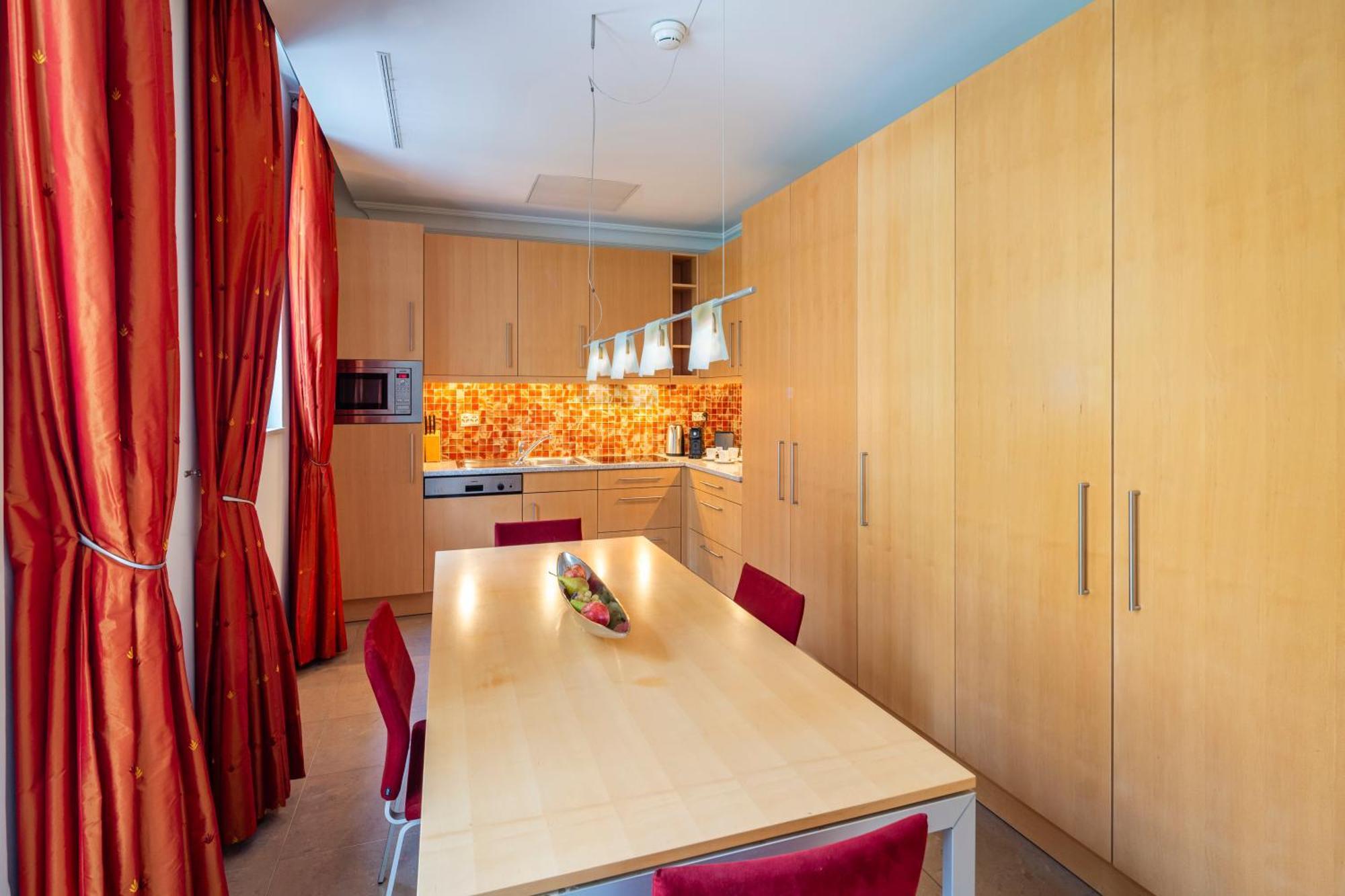 Royal Suite 2 bedrooms balcony lake view