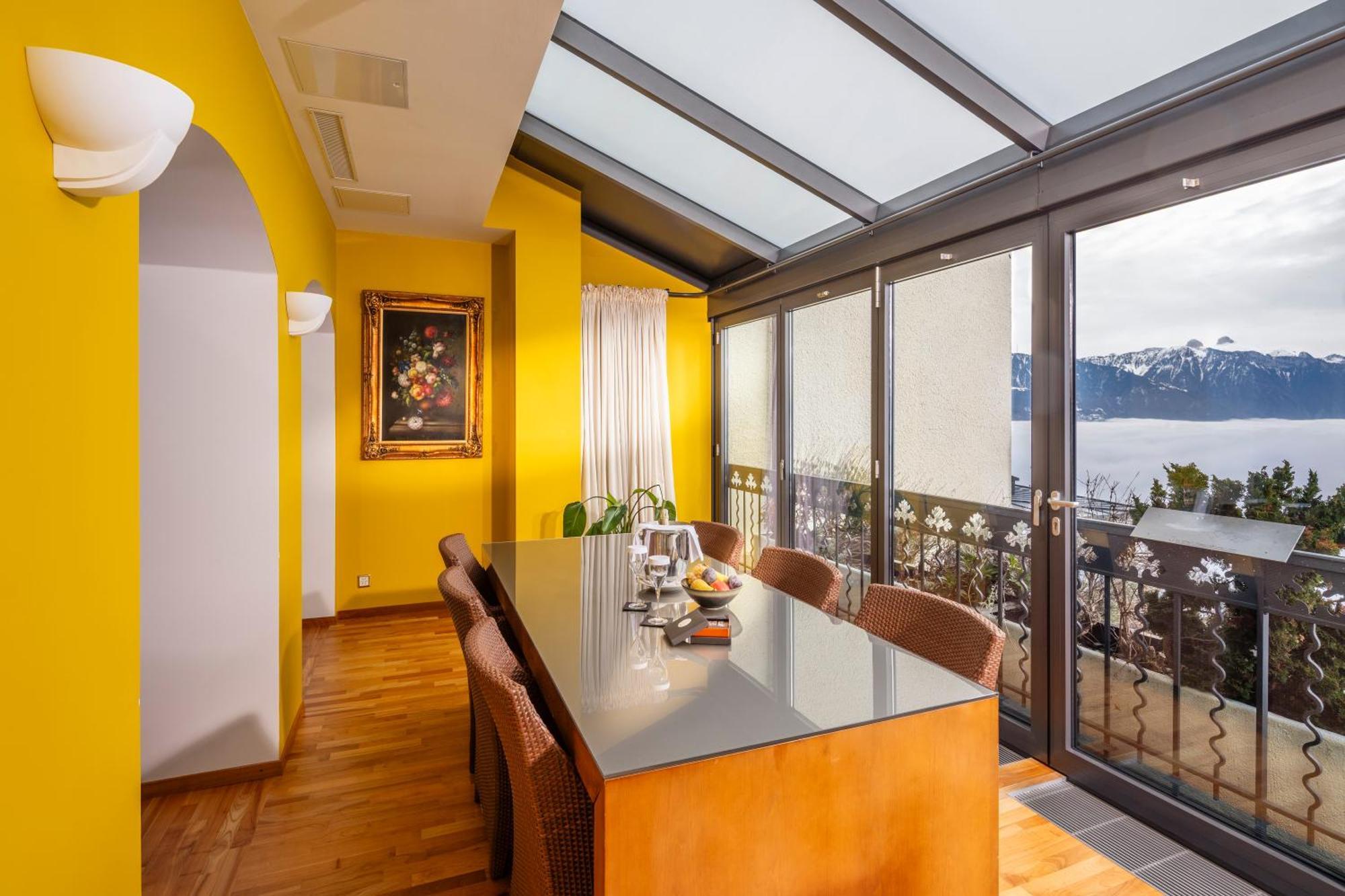 Royal Suite 2 bedrooms balcony lake view