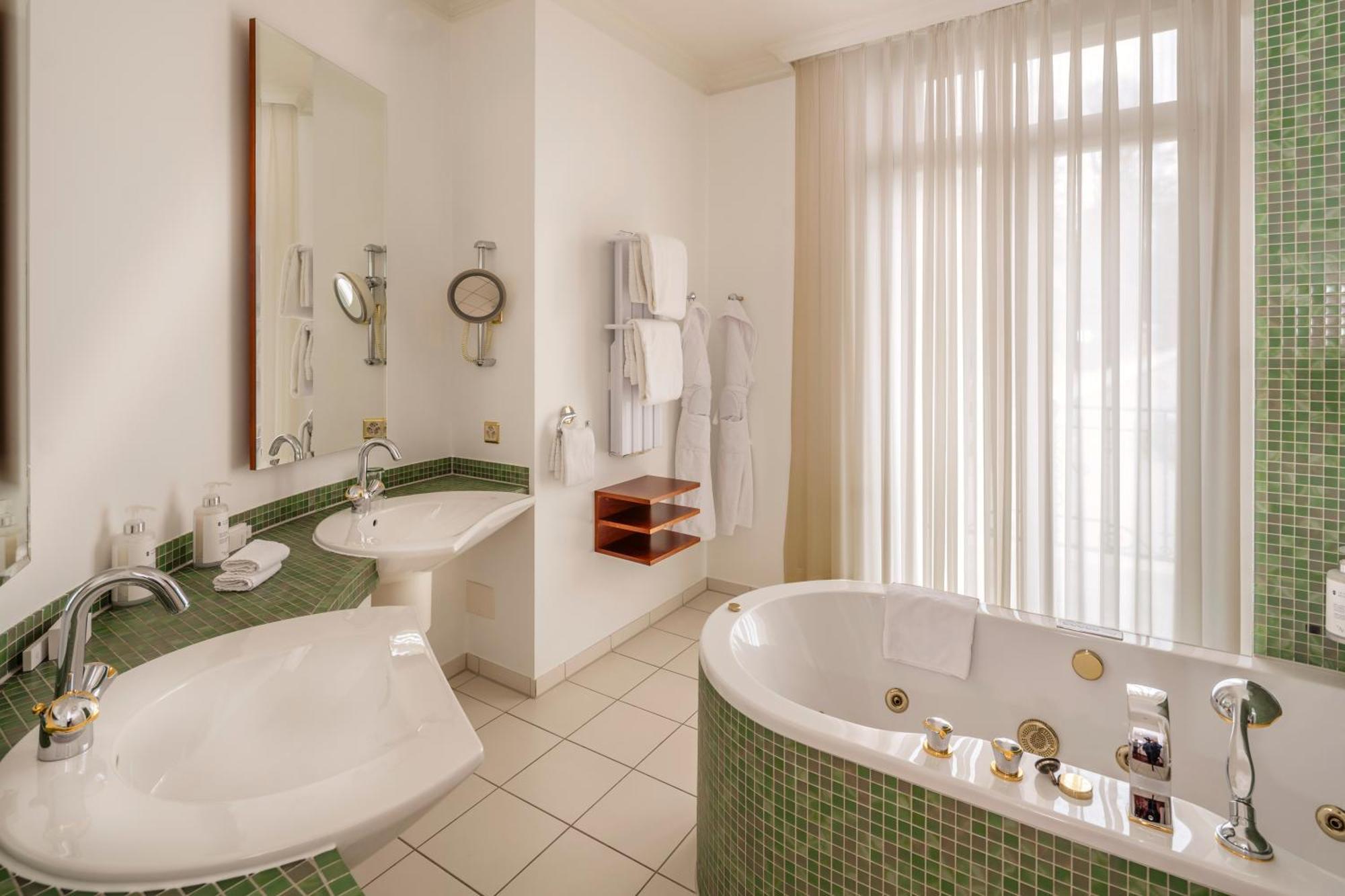 Royal Suite 2 bedrooms balcony lake view