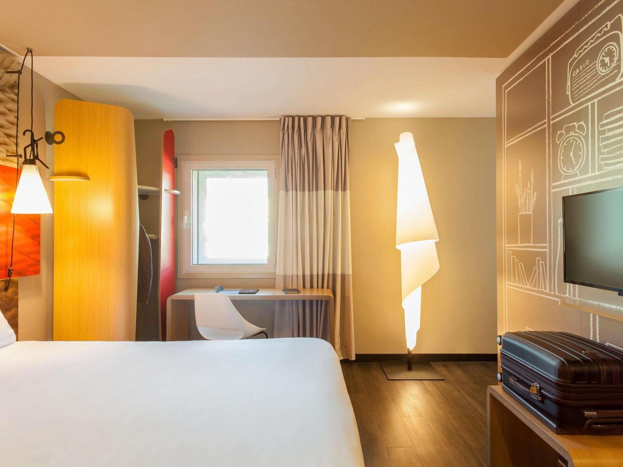 Suite One Double-Size Sweet Bed