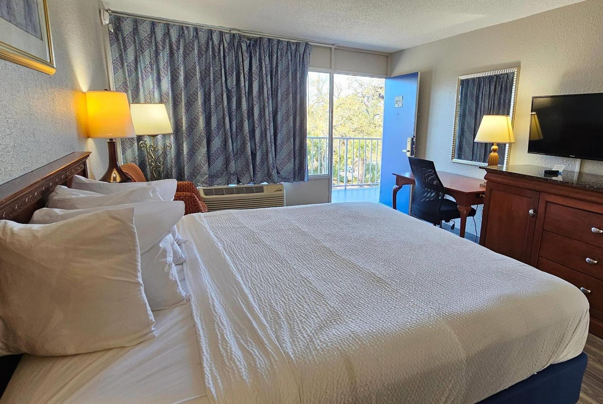 King Room Third Floor or Non-Smoking