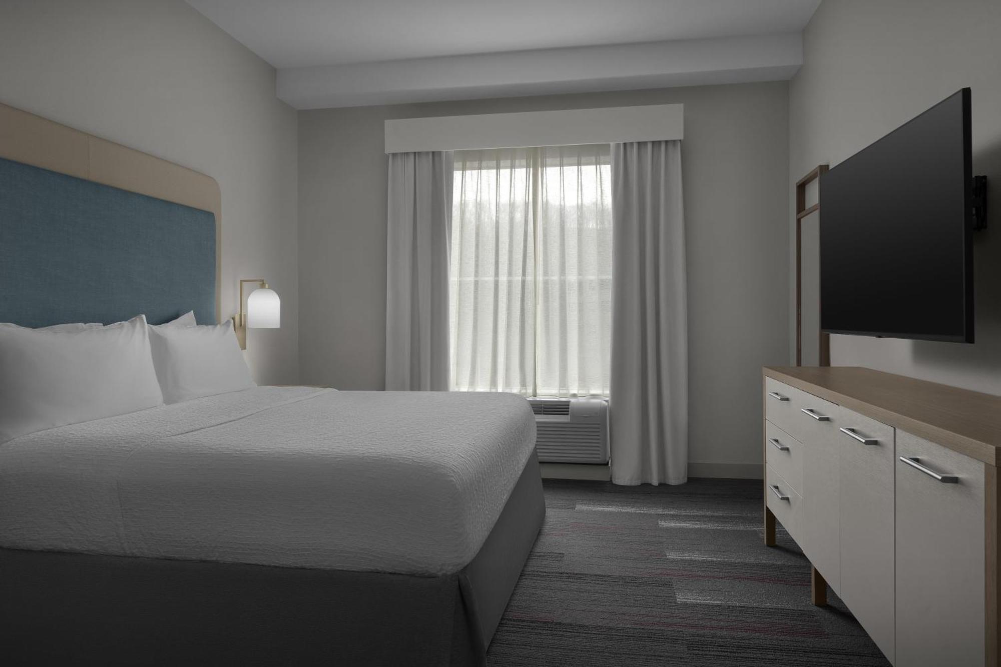 King Suite with Accessible Tub - Mobility and Hearing Access/Non-Smoking