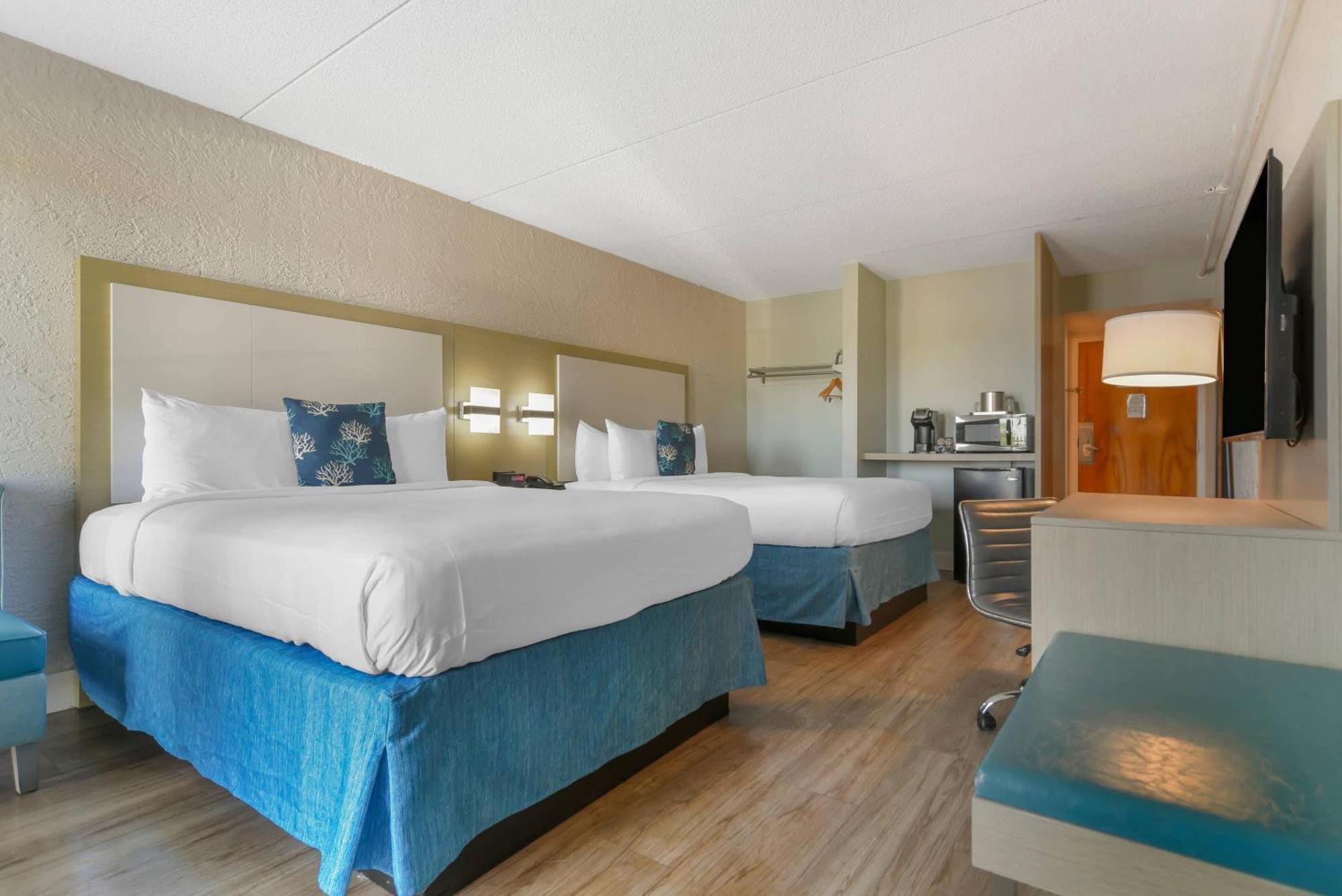 Queen Room Two Queen Beds City View Non-Smoking