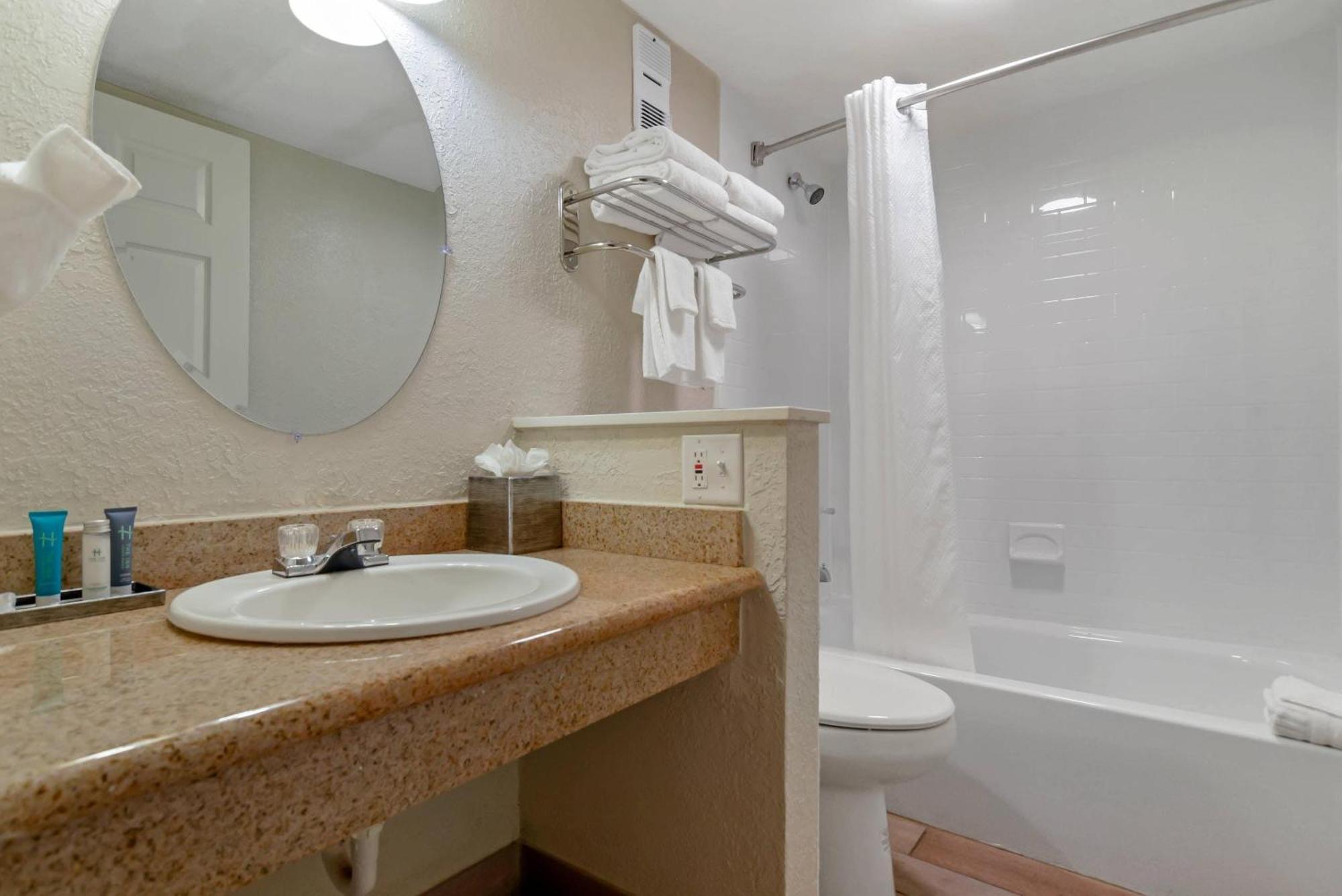 Queen Room Two Queen Beds City View Non-Smoking