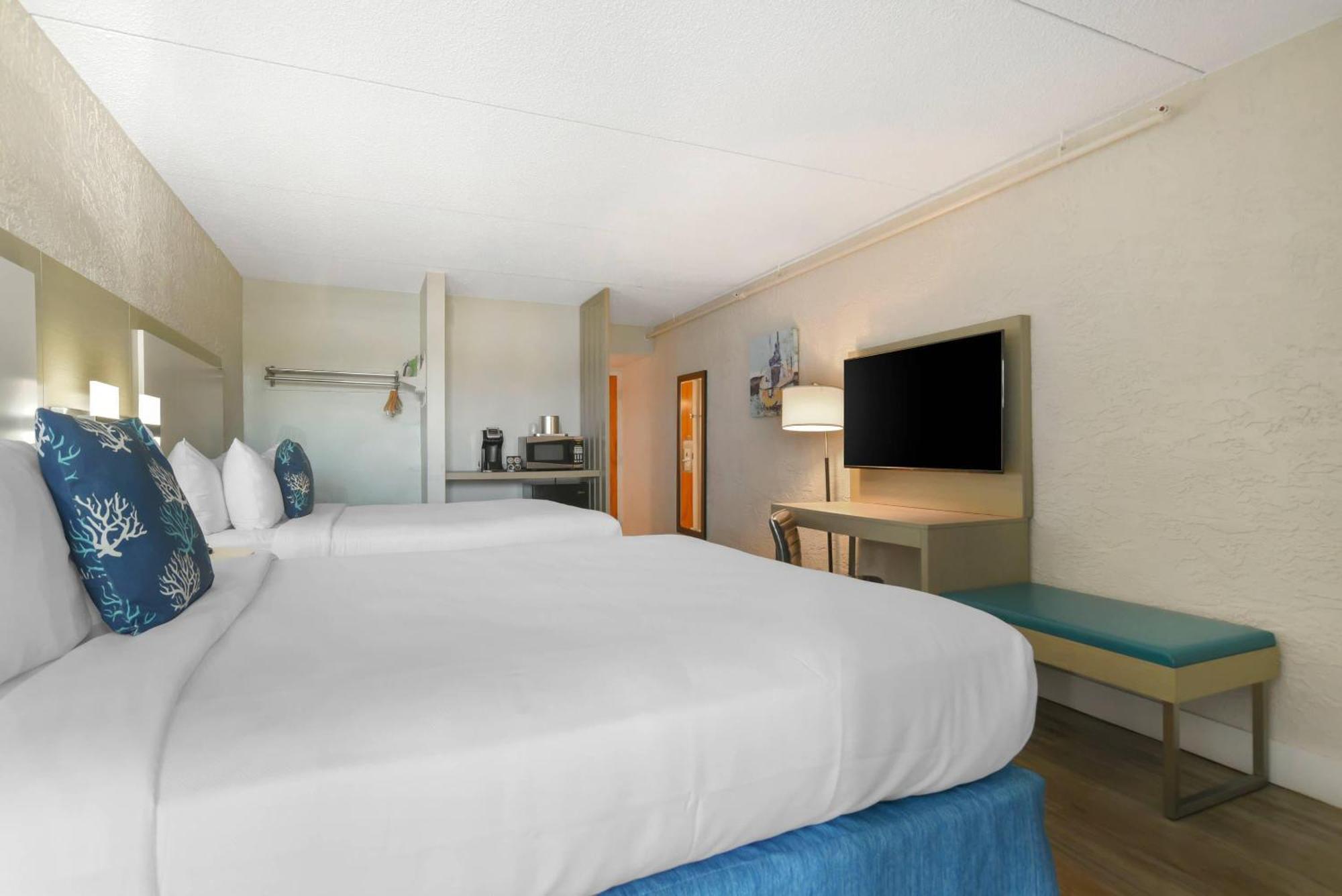 Queen Room Two Queen Beds City View Non-Smoking