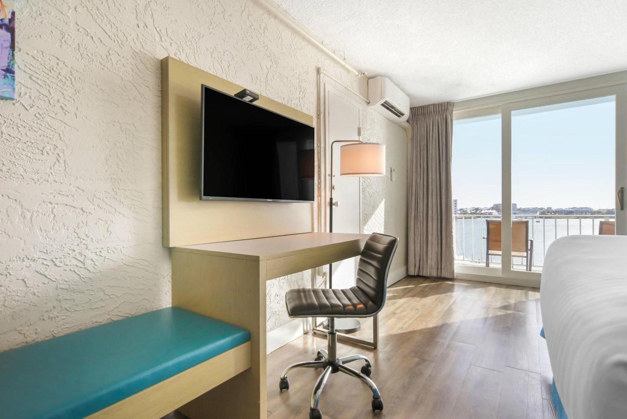 Standard King Room Harbor View Non-Smoking