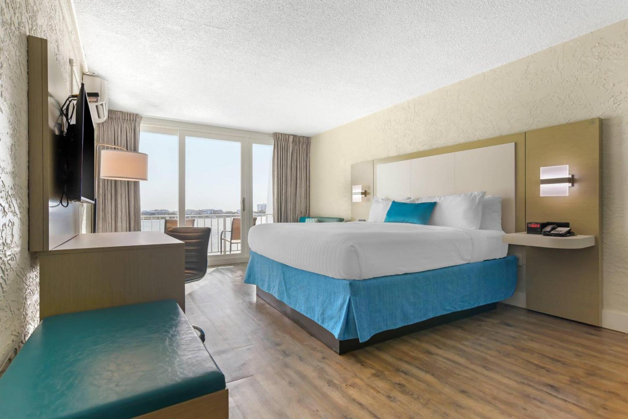 Standard King Room Harbor View Non-Smoking