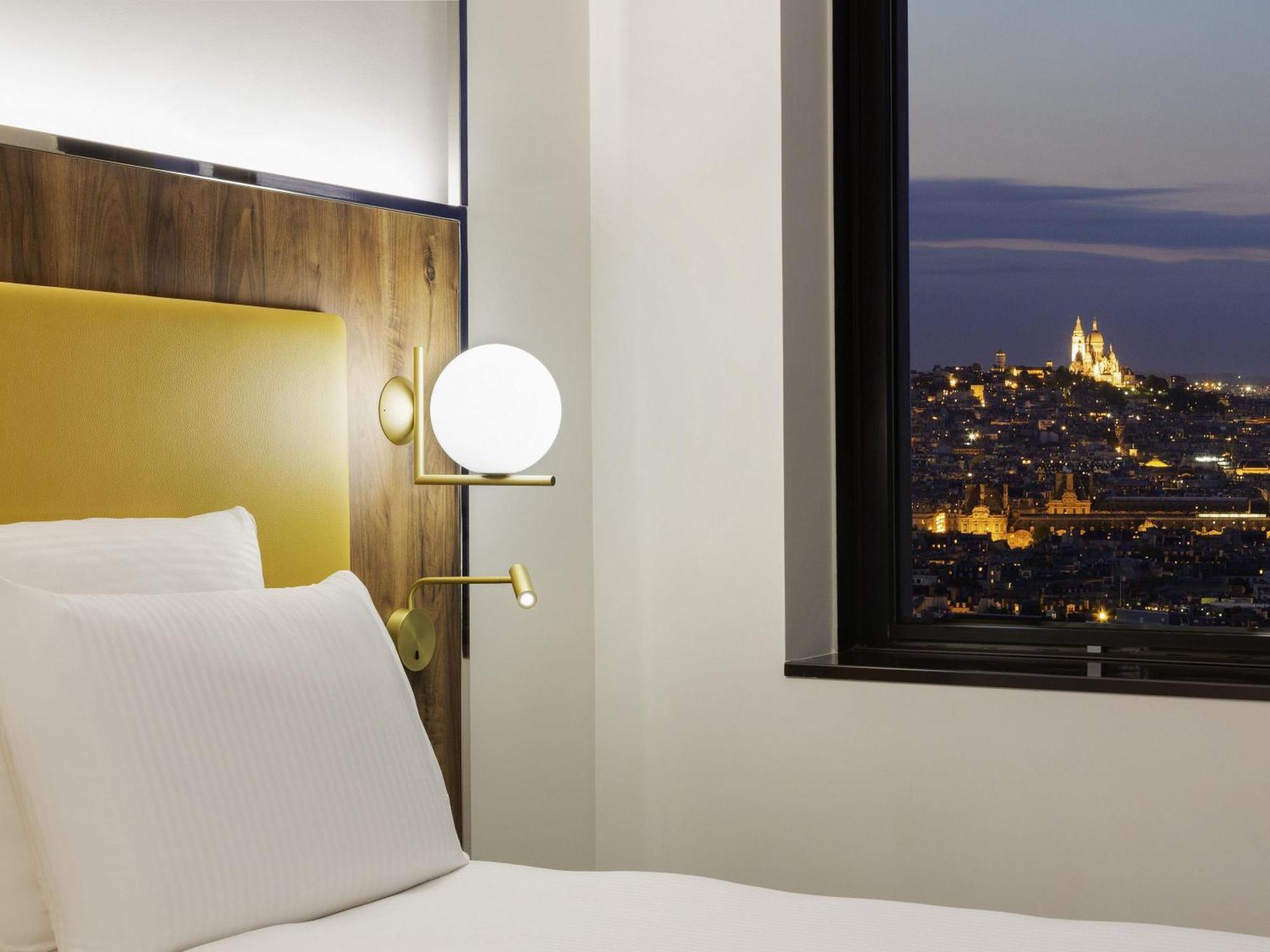 Deluxe Premium Twin Room View on Sacré Coeur