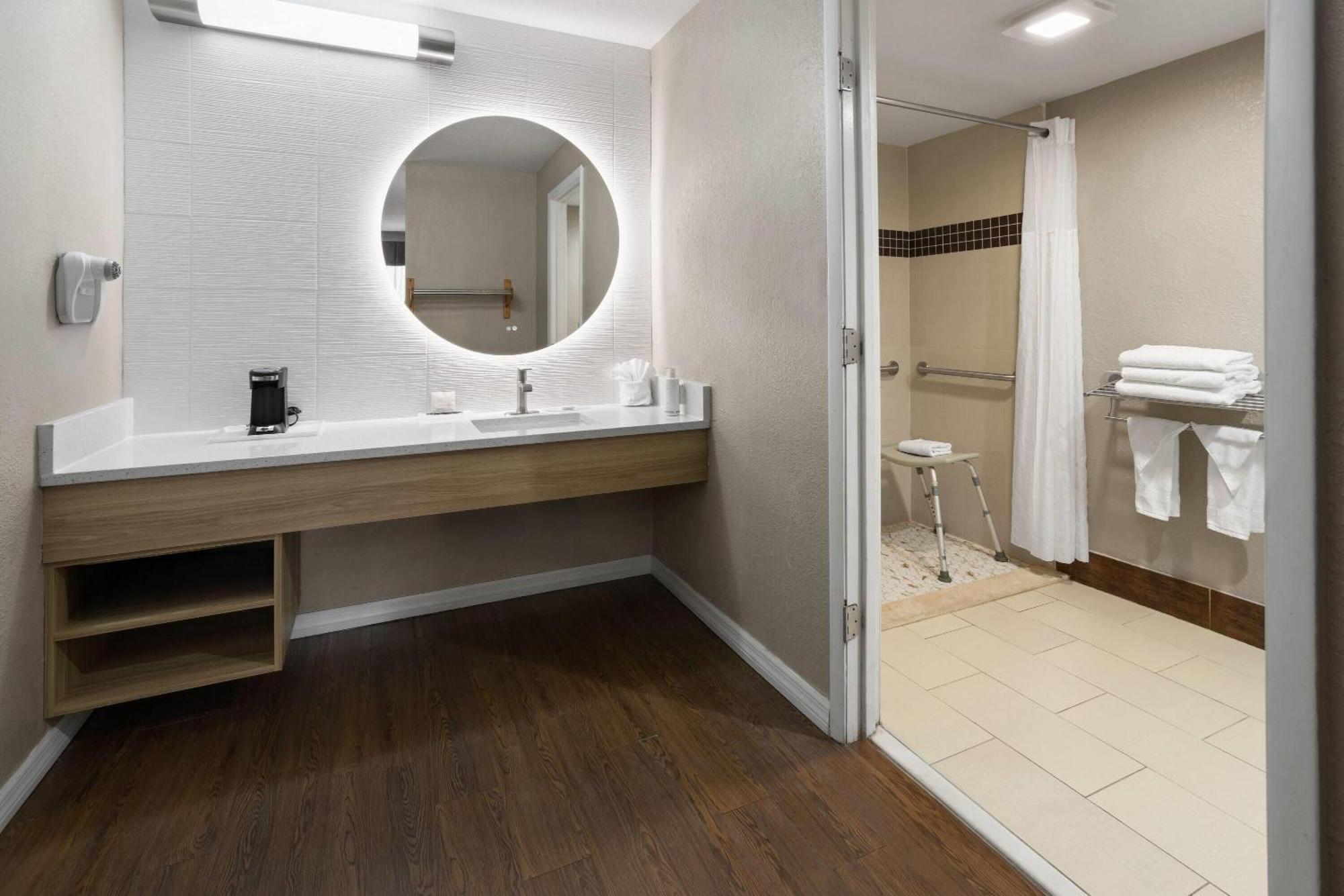 Queen Room Mobility or Hearing Access Non-Smoking