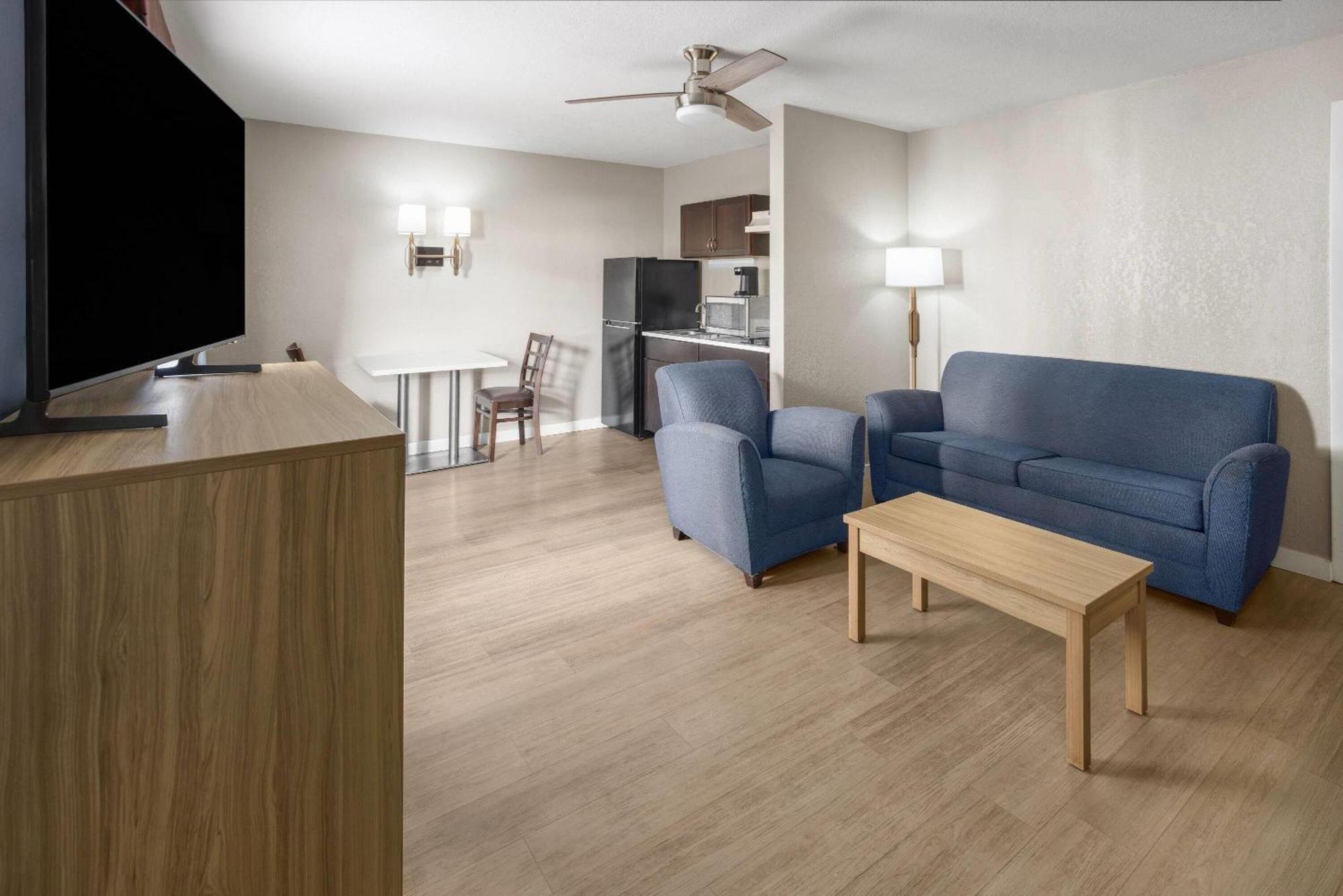 One-Bedroom Suite Two Queen Beds Non-Smoking