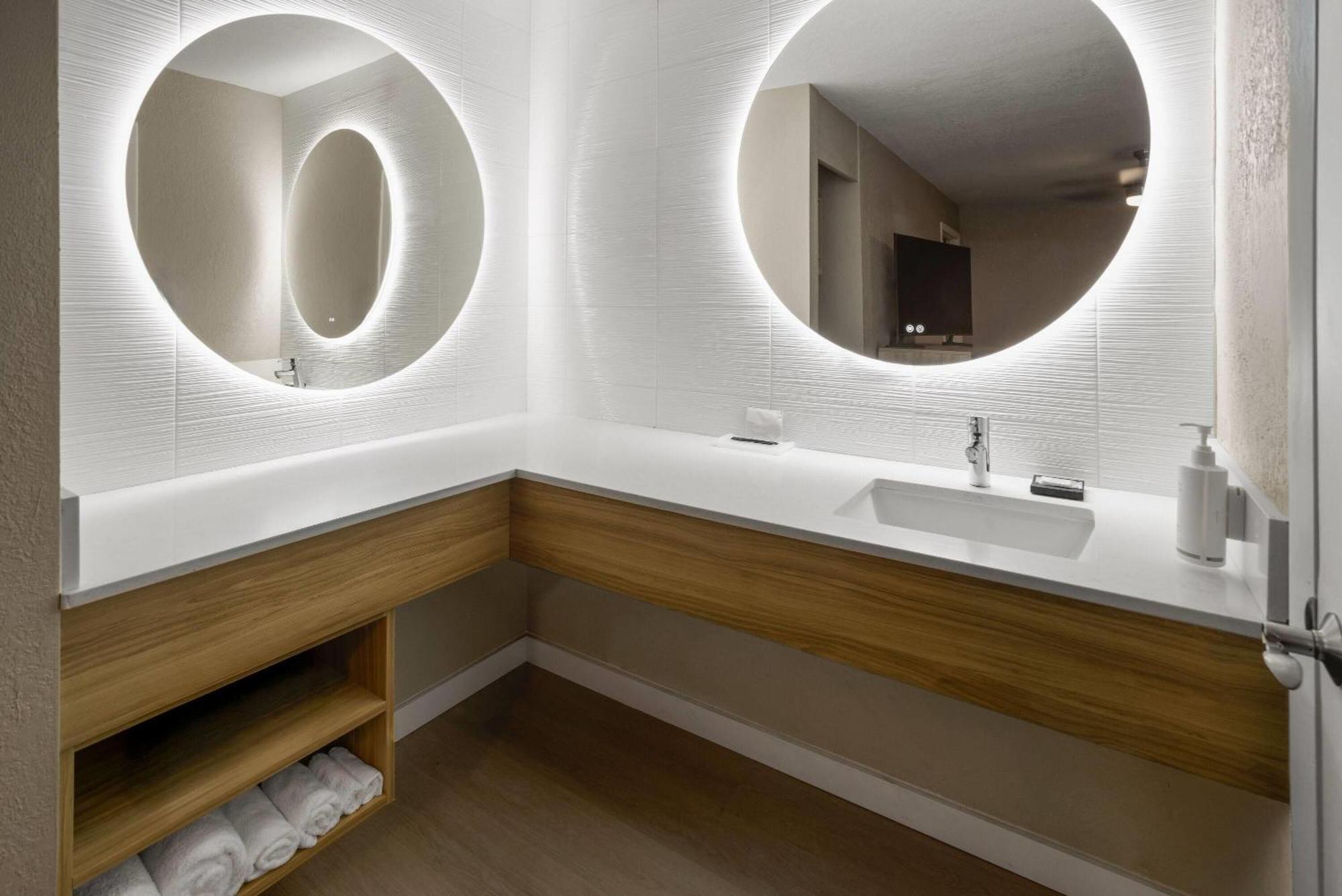 One-Bedroom Suite Two Queen Beds Non-Smoking