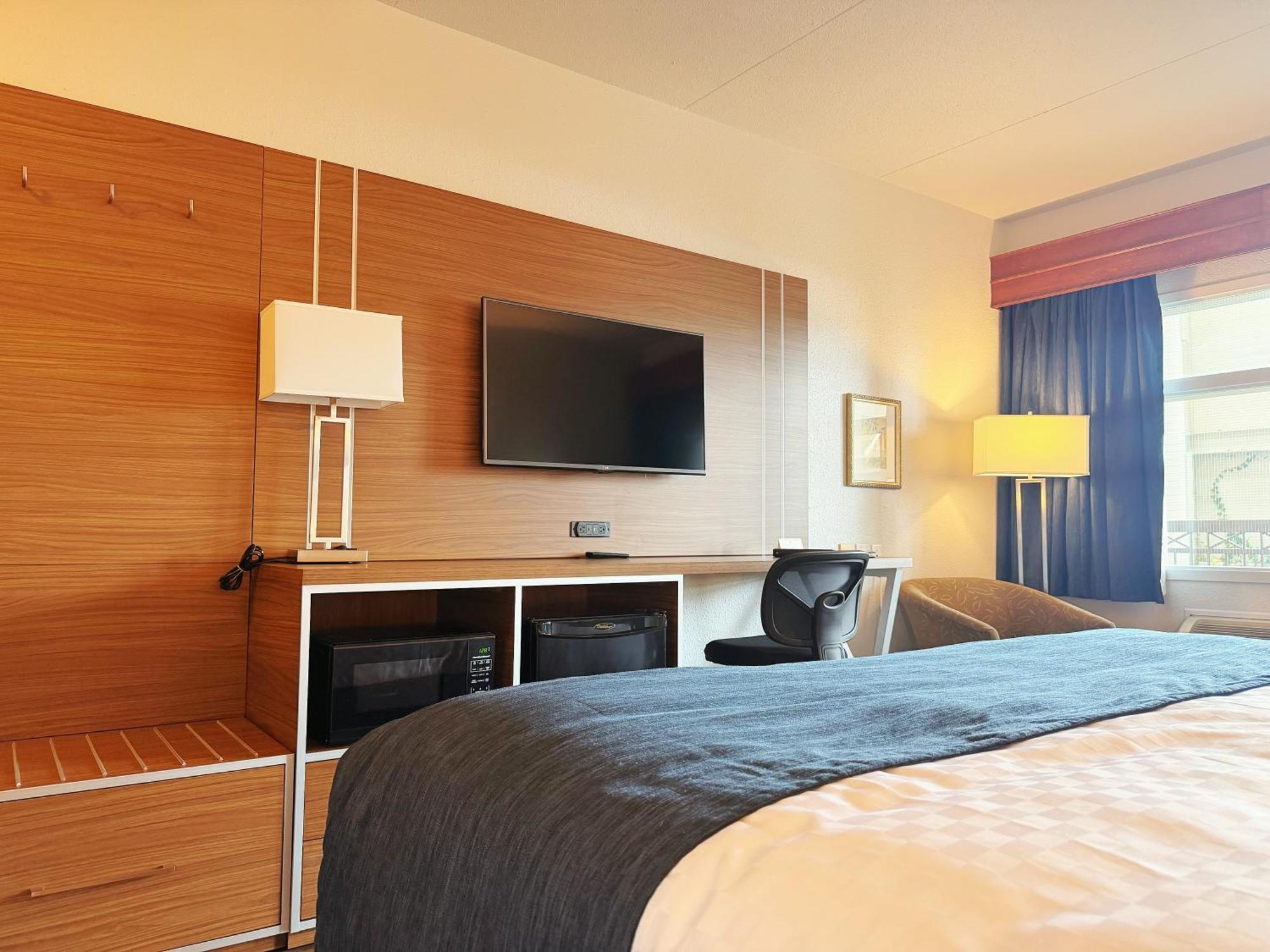 Queen room Interior Pool View