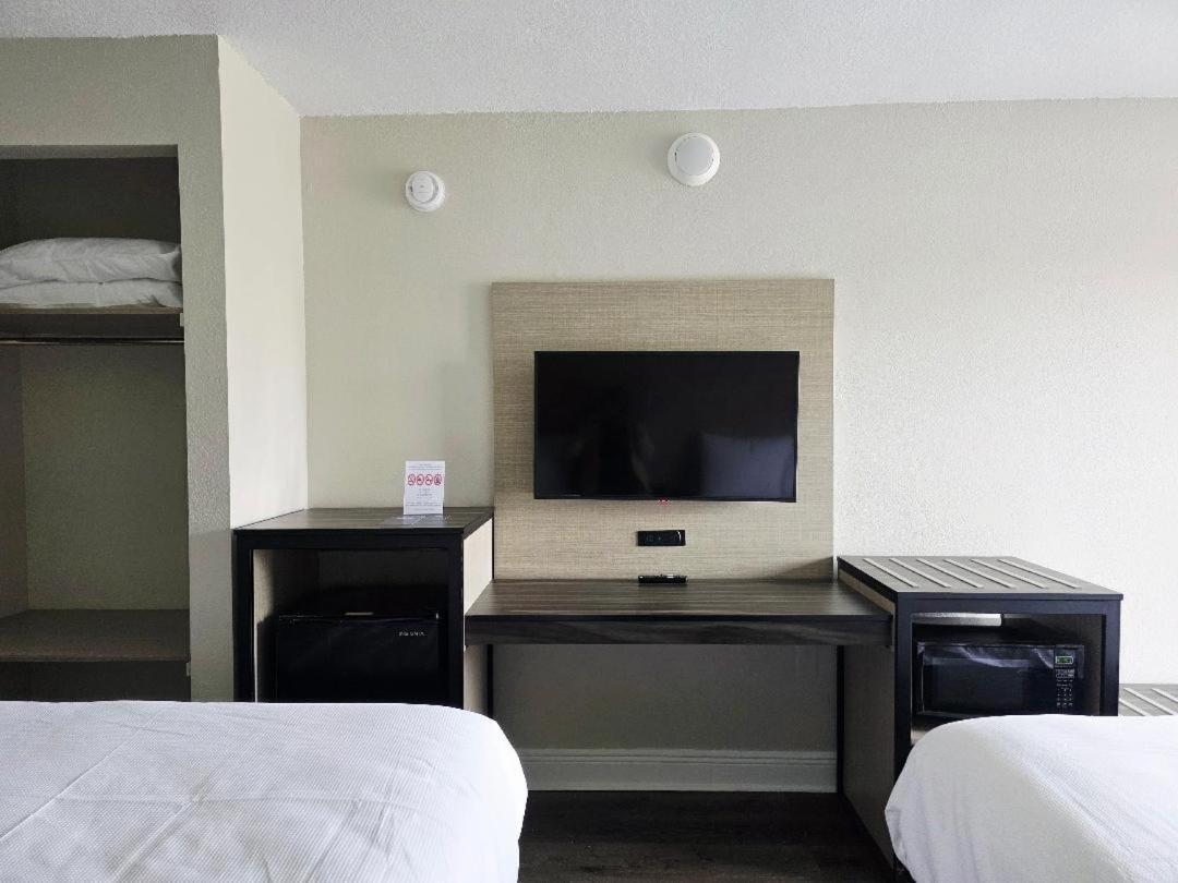 Quadruple Room Two Queen Beds Roll Shower Disability Access or Non Smoking,1765317569:JPEG