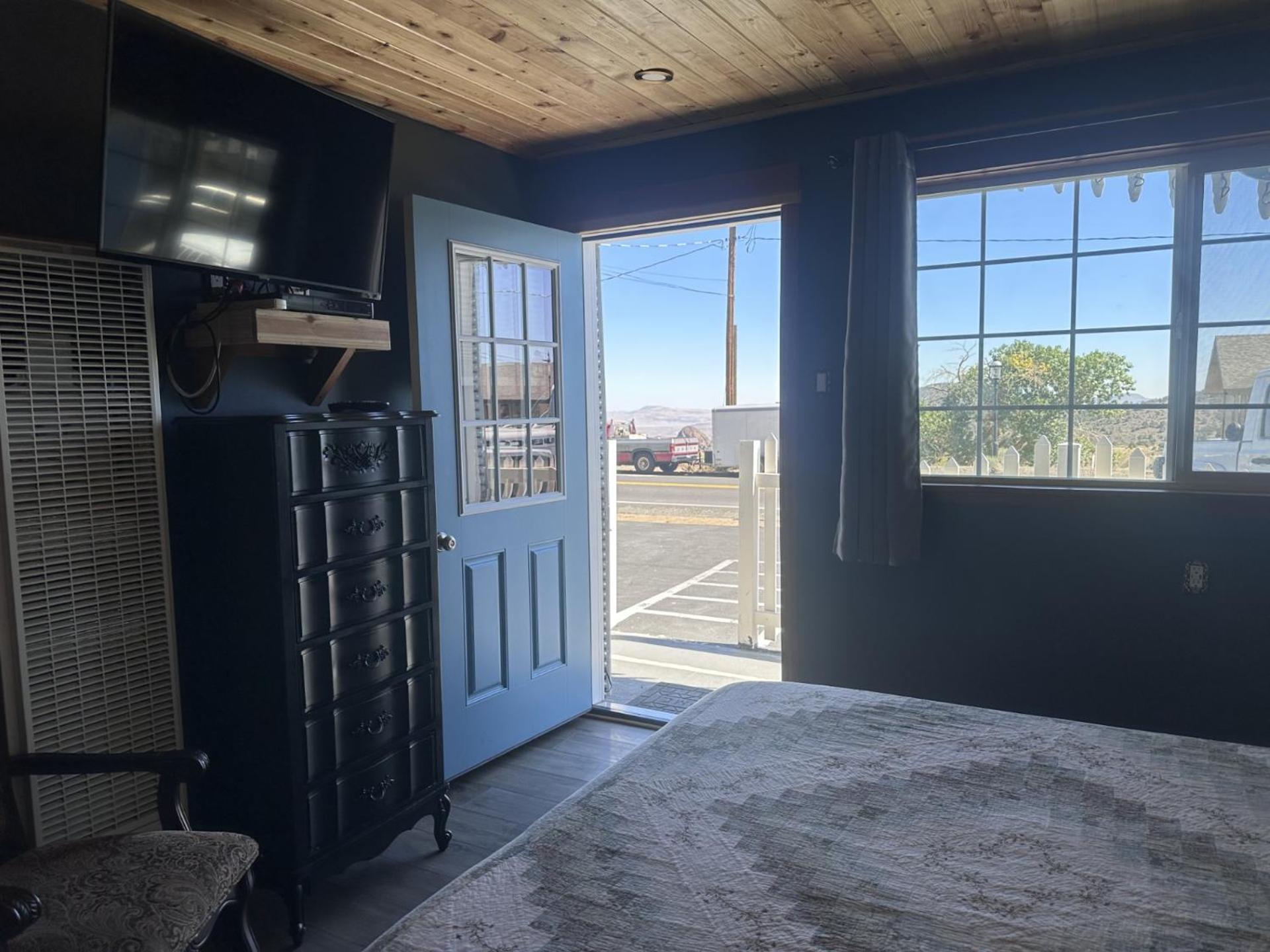 Single Queen Room