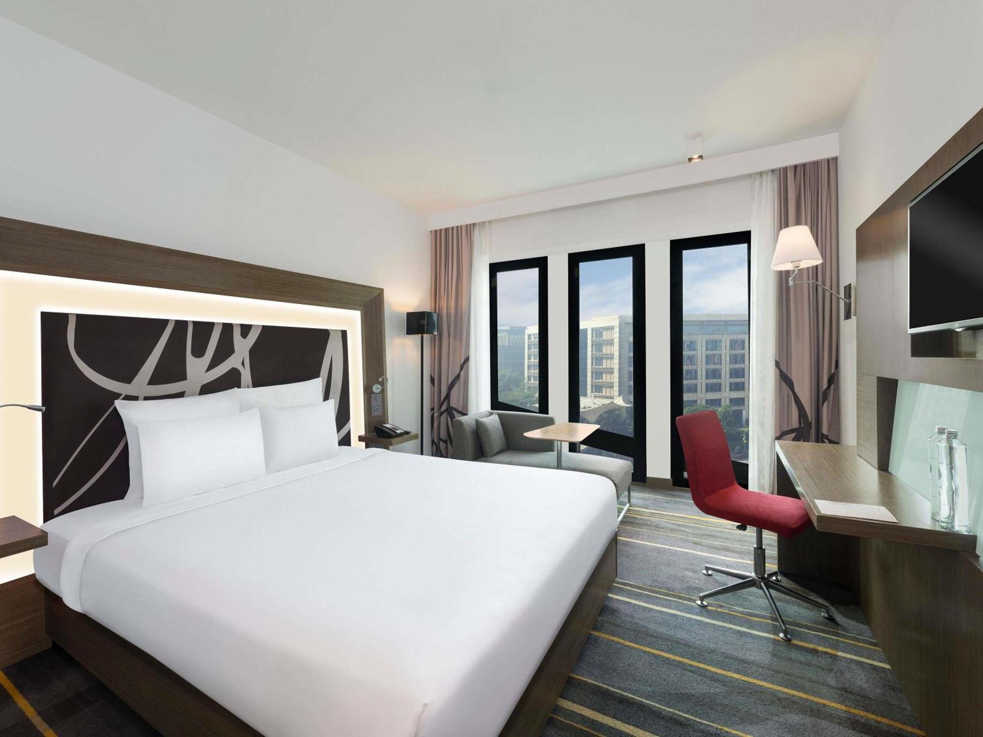 Premier King Room Pool View