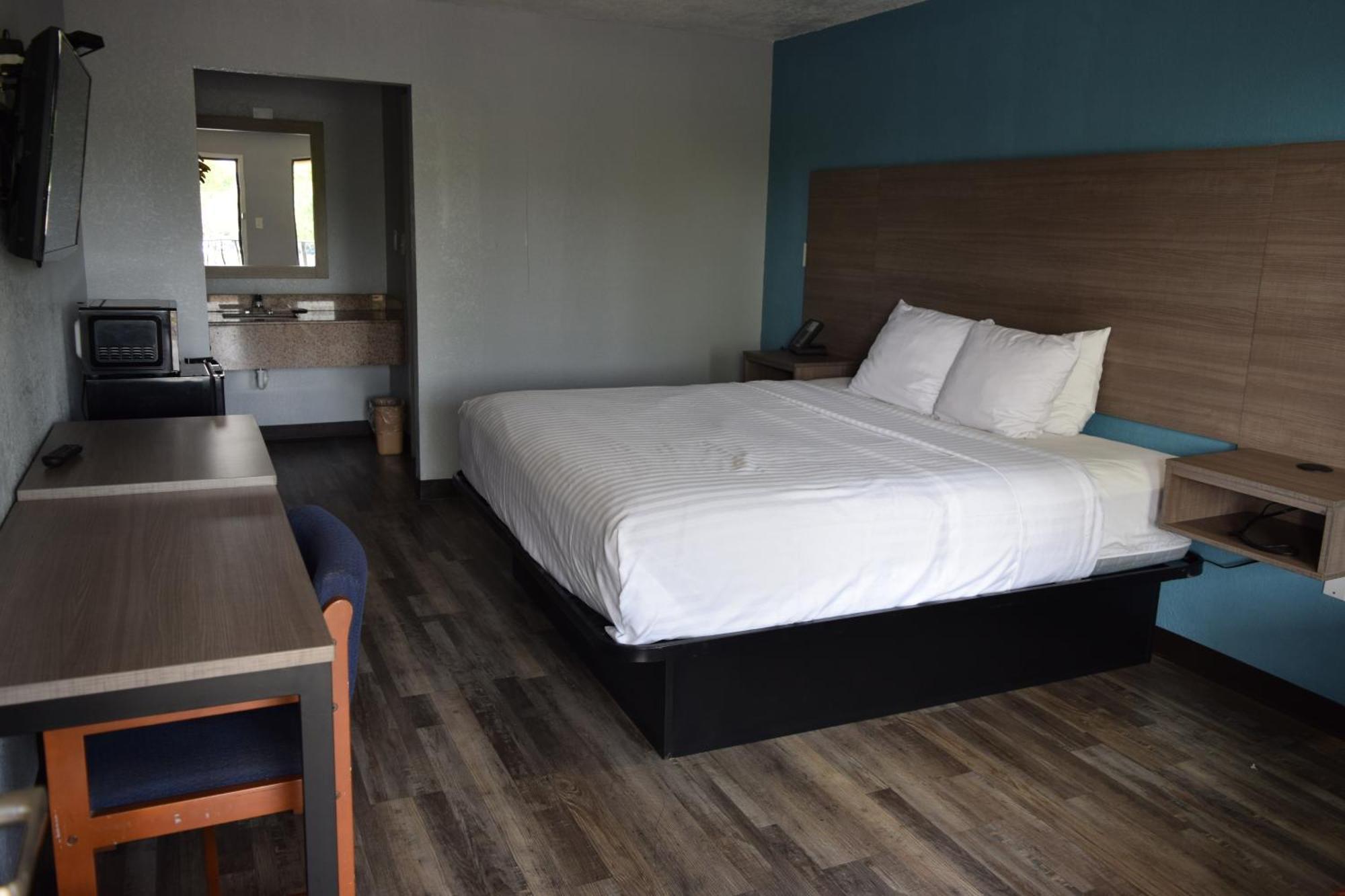 Deluxe 1 King Bed Smoking