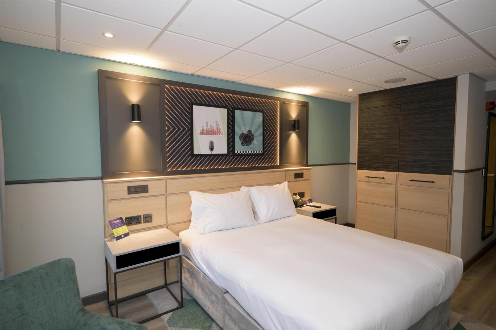 Queen Room Mobility Access
