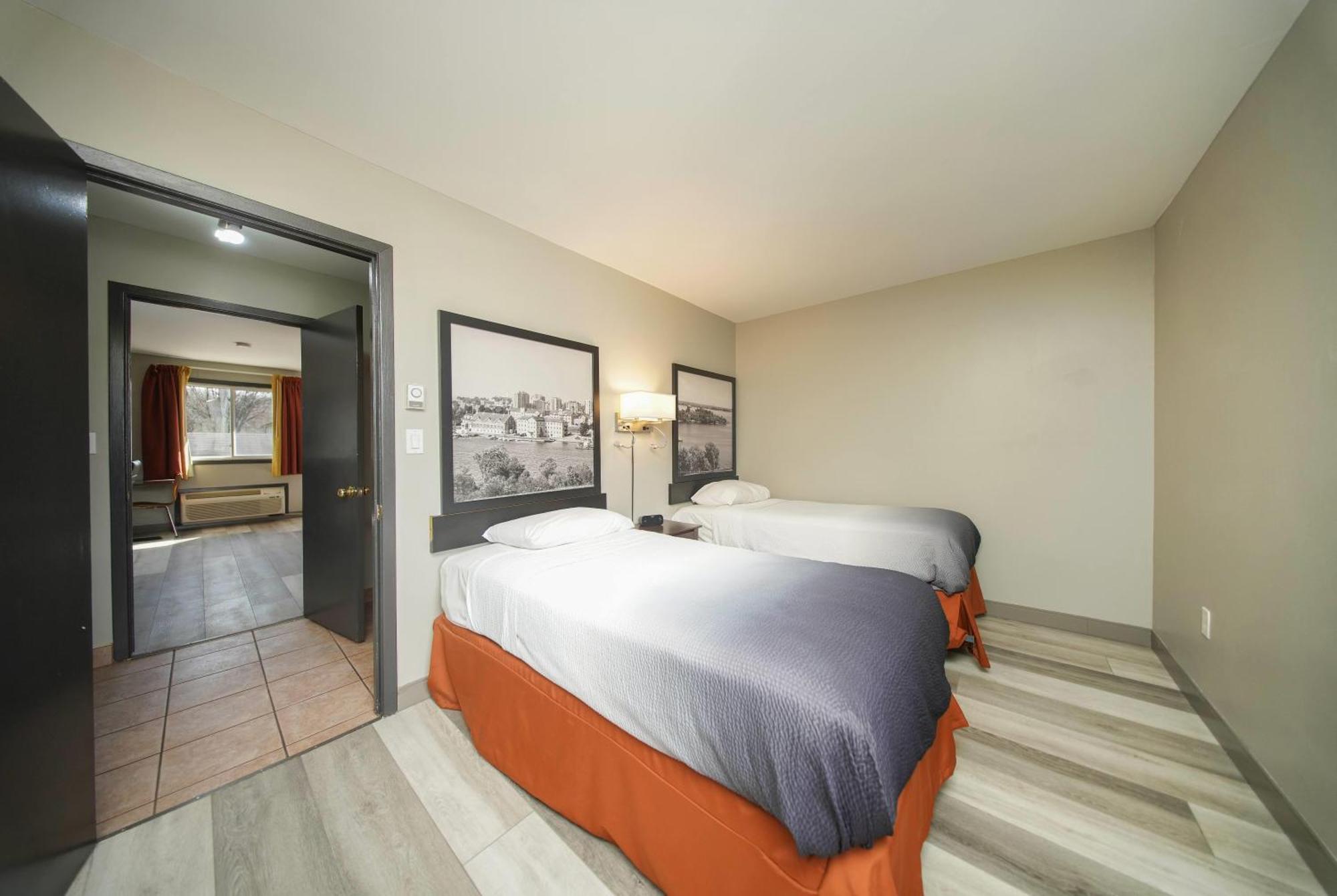 Studio Suite One Queen Two Twin Beds Non-Smoking