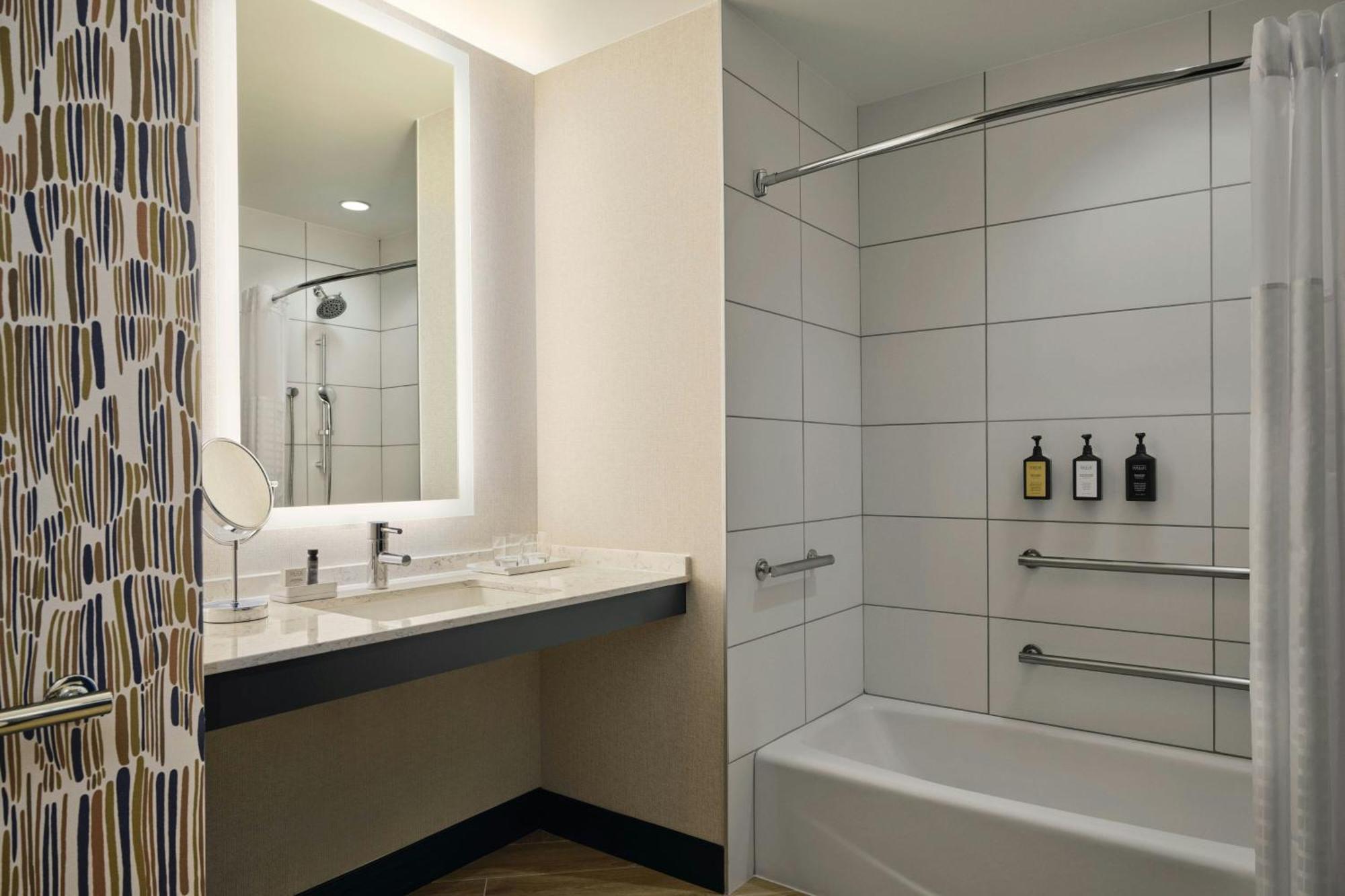 Deluxe King Room City View
