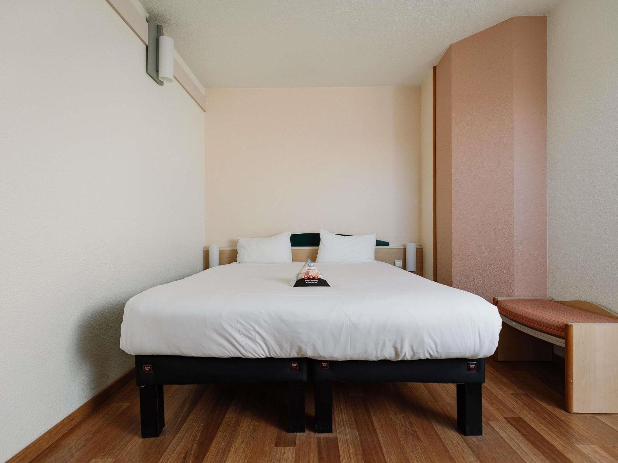 Triple Room One Double Single Bed or Three Single Beds,1765572906:JPEG