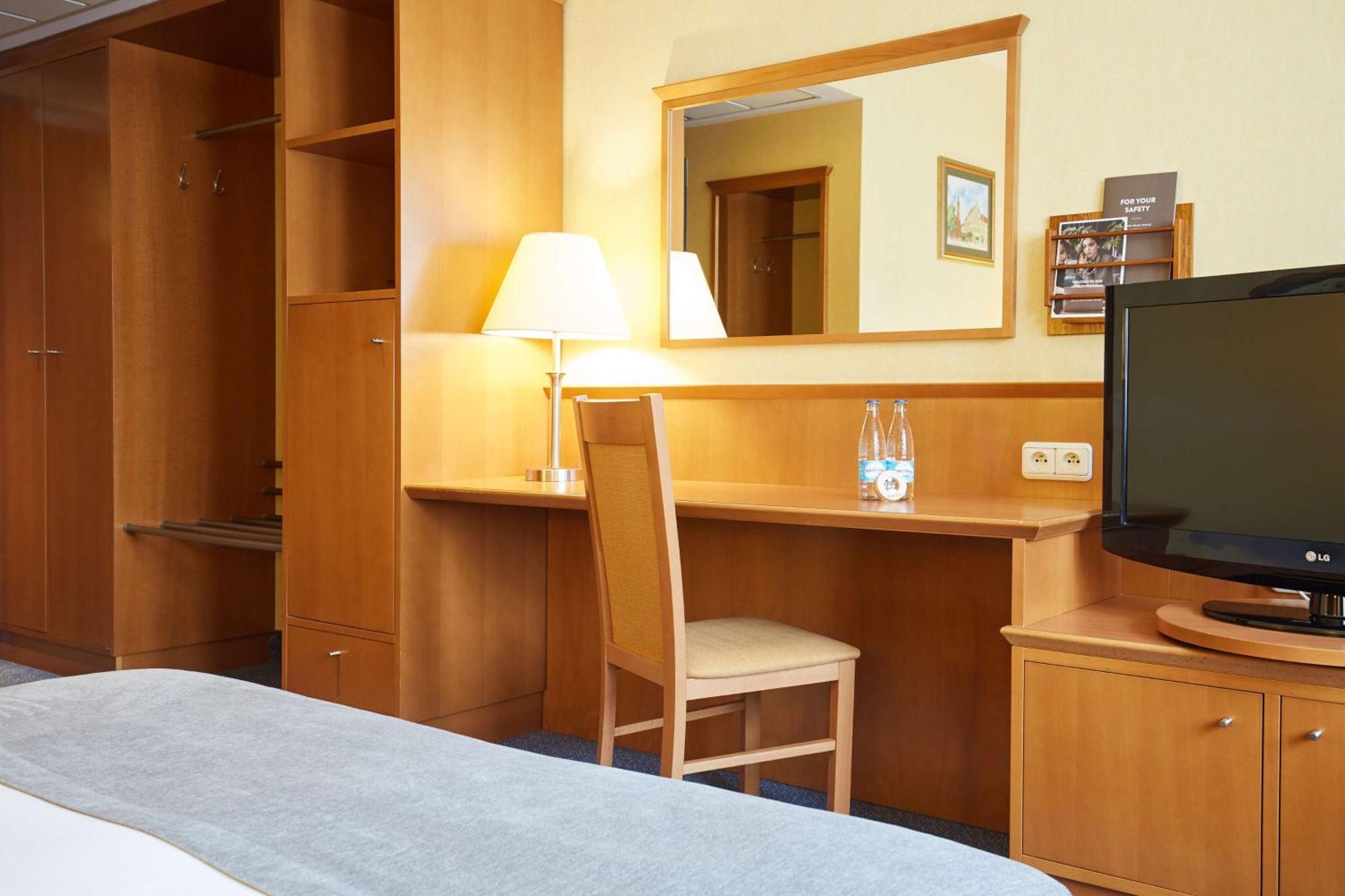 Standard Queen Room