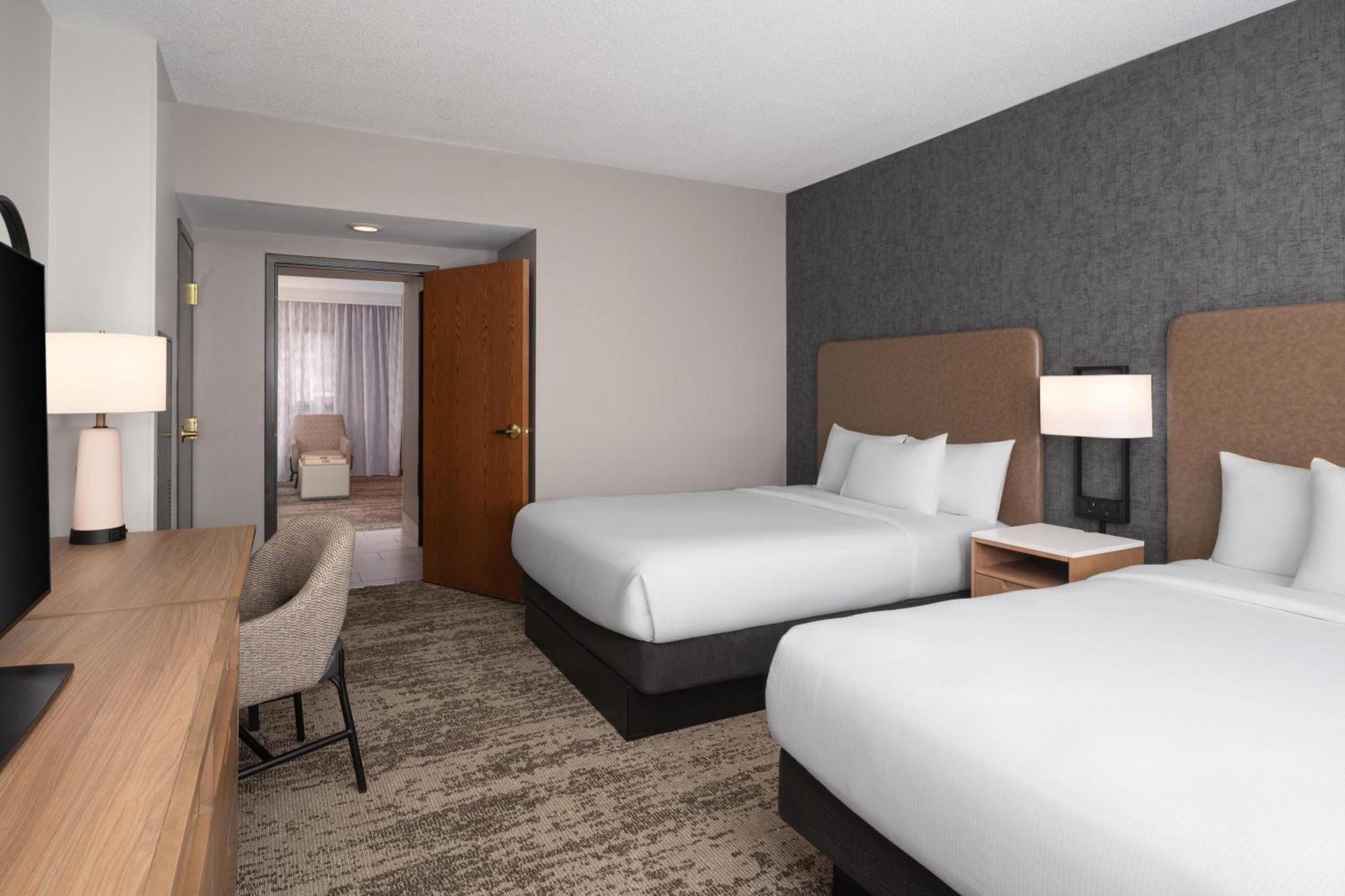 Two-Room Queen Suite Two Queen Beds