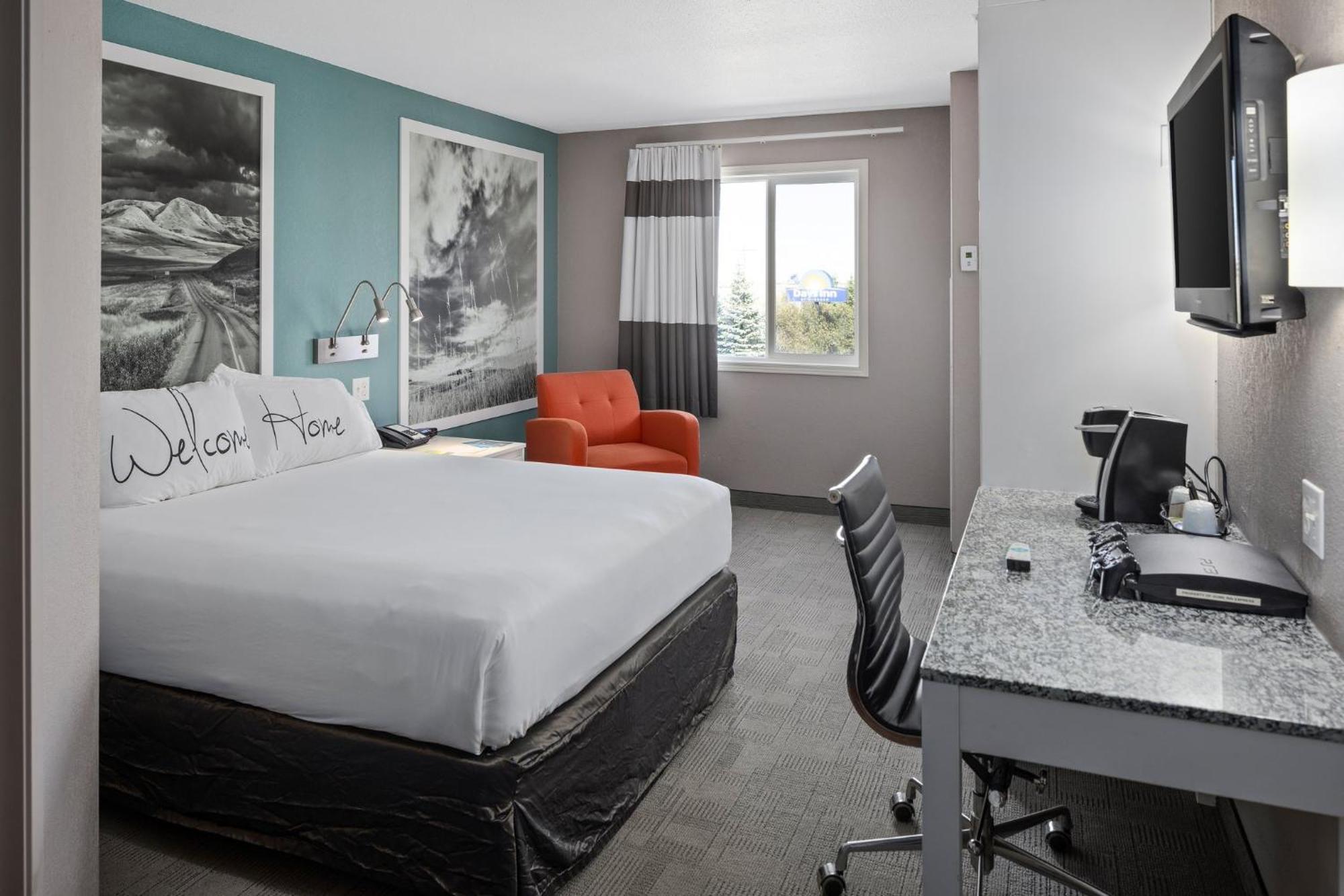 Queen Suite Kitchenette