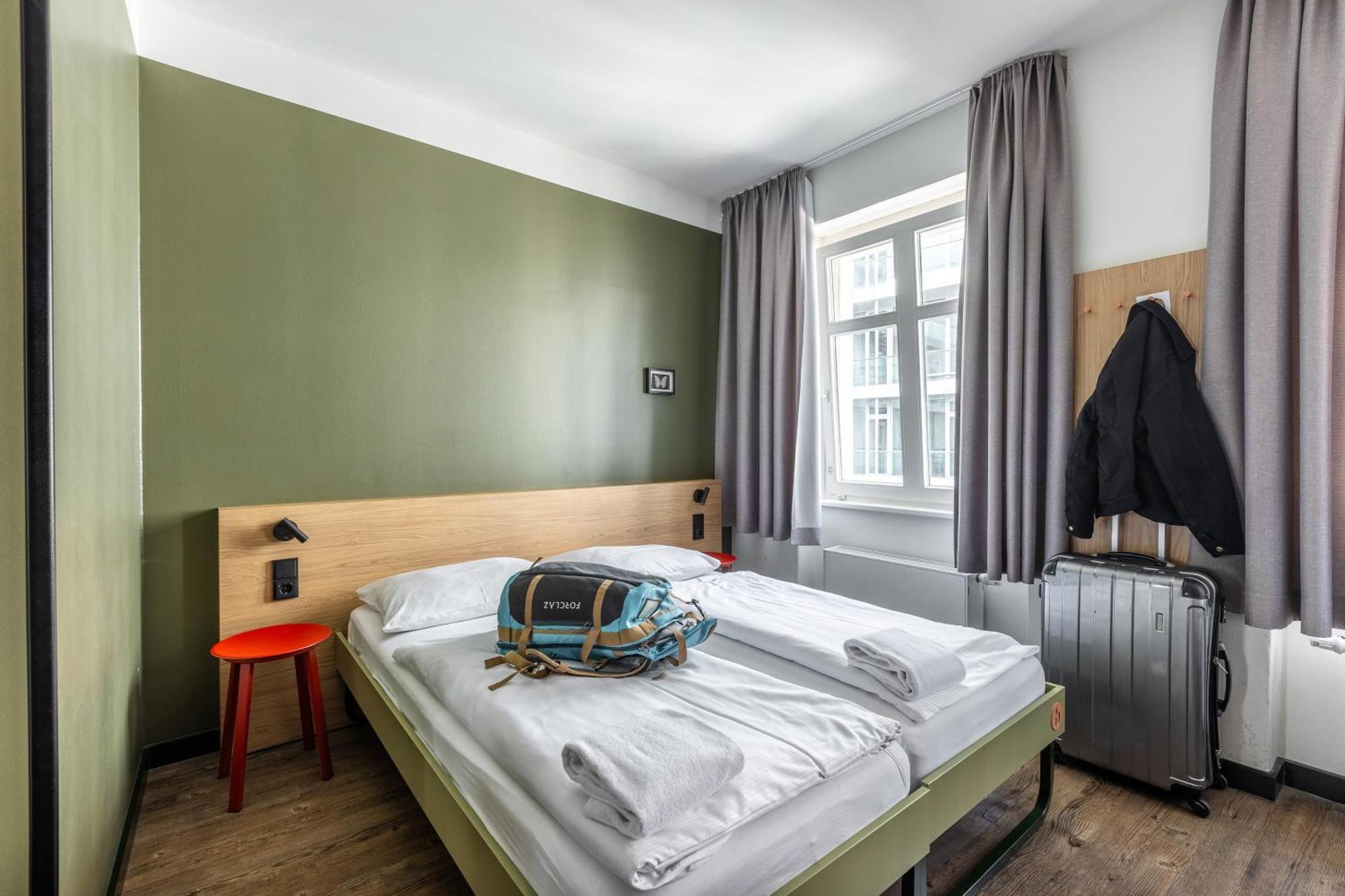 Twin Room,1765848047:JPEG