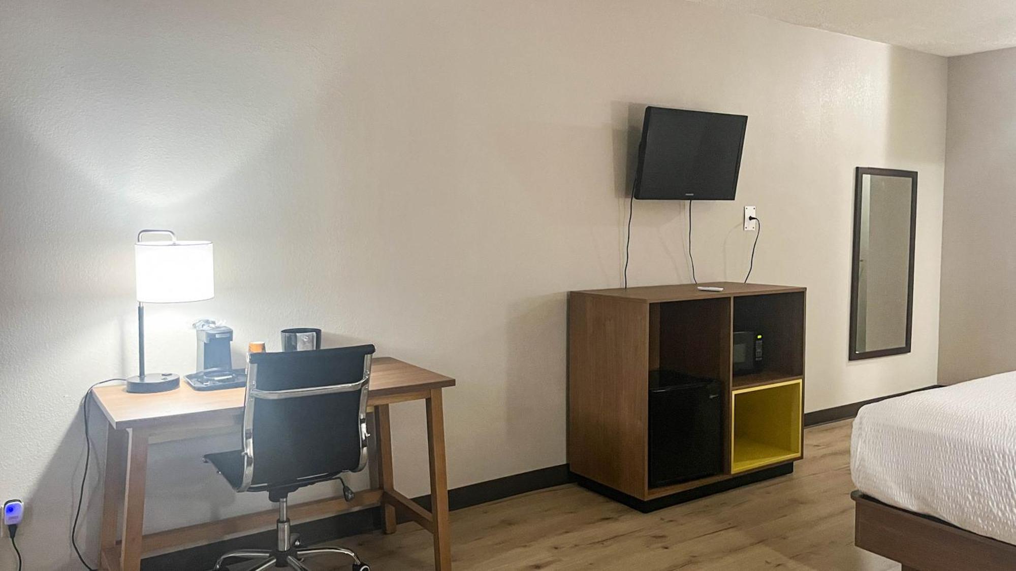 1 Queen Bed | Non-Smoking Micfridge