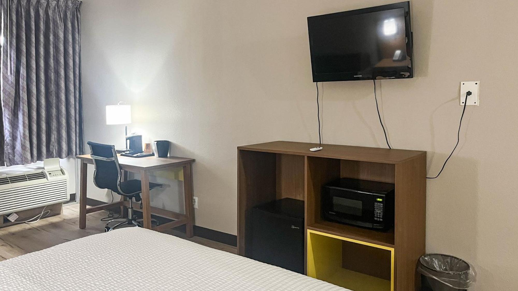 1 Queen Bed | Non-Smoking Micfridge
