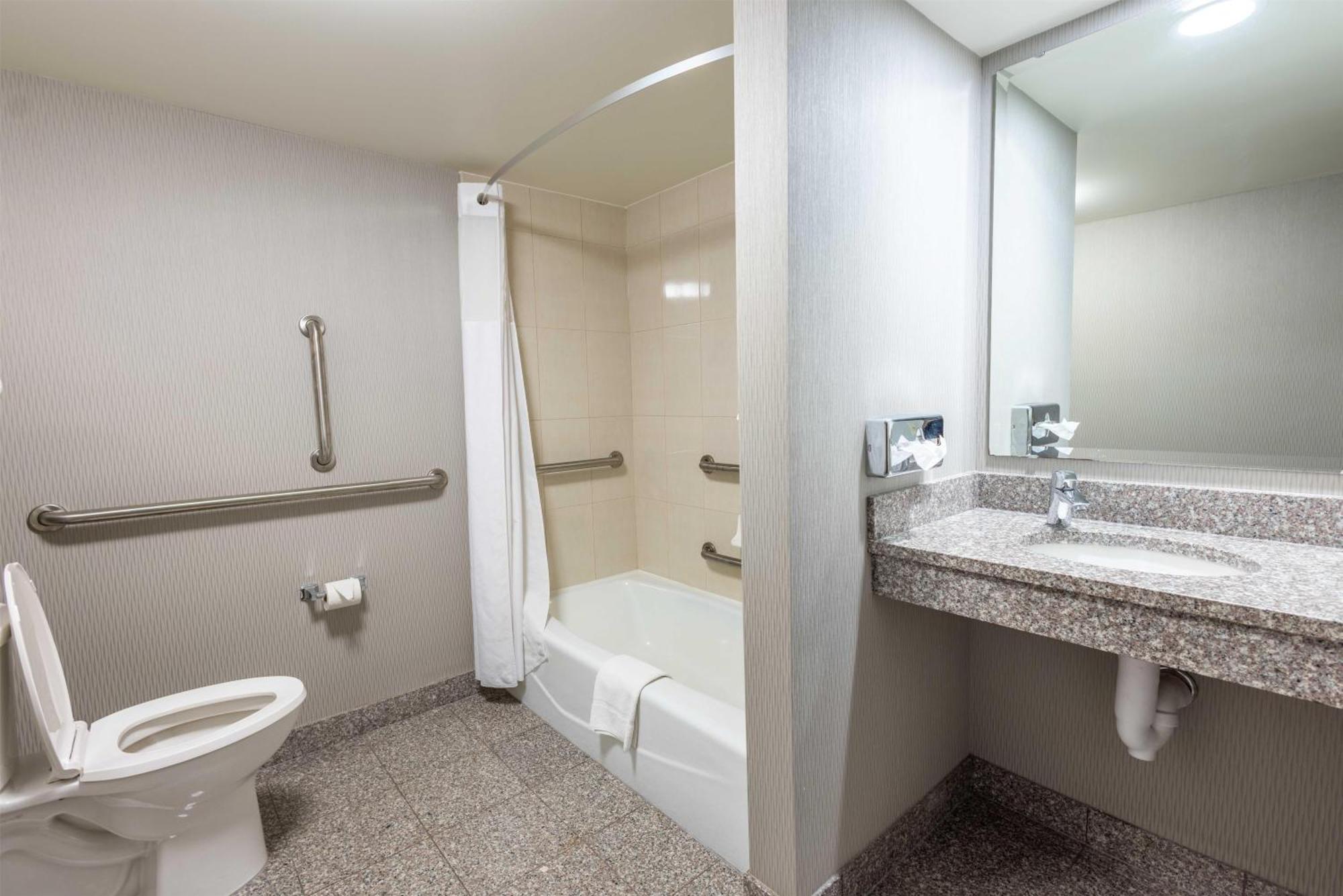 Deluxe King Room Accessible Tub,1765885271:JPEG